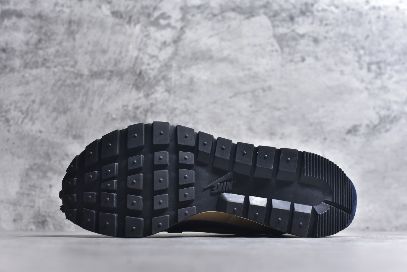 图片[6]-#Sacai x VaporWaffle 华夫三代3.0 走秀重磅联名 CV1363/DD1875/ #正确版本 独家原鞋开发 #原模数据大底 独家五层分离组合底 #原厂长绒皮料 质感十足 注意区分 #鞋款由Pegasus与VaporFly两款鞋型的设计元素共同构建，鞋身材质由翻毛皮和透气网布共同打造。熟悉的解构手法、重叠Swoosh、双重鞋舌、鞋带以及后跟SACAI字体都悉数保留，#最大亮点在于，本次鞋底变本加厉，层数更多!简直和巴黎世家的TripleS有一拼，增高效果妥妥的 尺码：35.5-46-选品中心