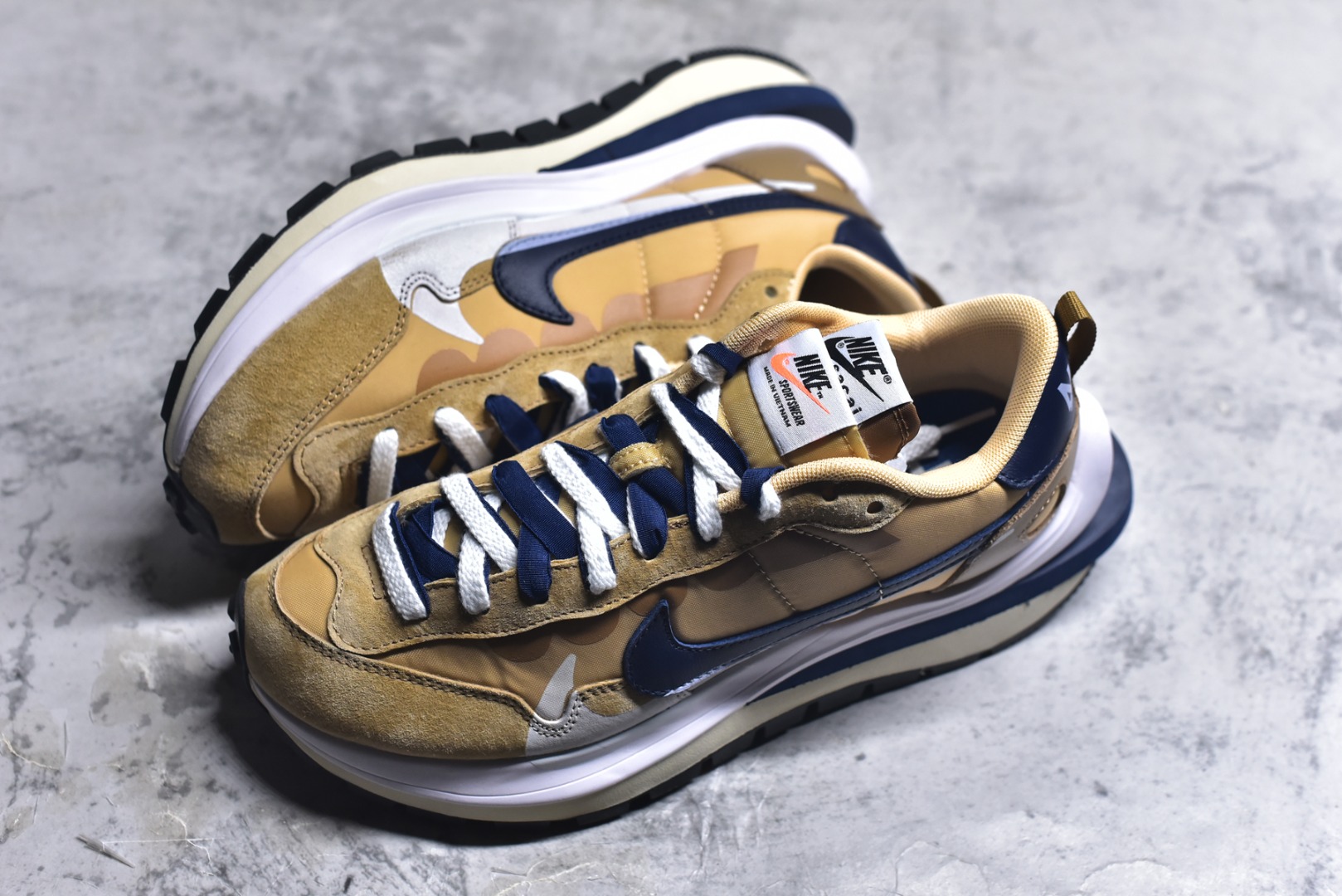 图片[7]-#Sacai x VaporWaffle 华夫三代3.0 走秀重磅联名 CV1363/DD1875/ #正确版本 独家原鞋开发 #原模数据大底 独家五层分离组合底 #原厂长绒皮料 质感十足 注意区分 #鞋款由Pegasus与VaporFly两款鞋型的设计元素共同构建，鞋身材质由翻毛皮和透气网布共同打造。熟悉的解构手法、重叠Swoosh、双重鞋舌、鞋带以及后跟SACAI字体都悉数保留，#最大亮点在于，本次鞋底变本加厉，层数更多!简直和巴黎世家的TripleS有一拼，增高效果妥妥的 尺码：35.5-46-选品中心