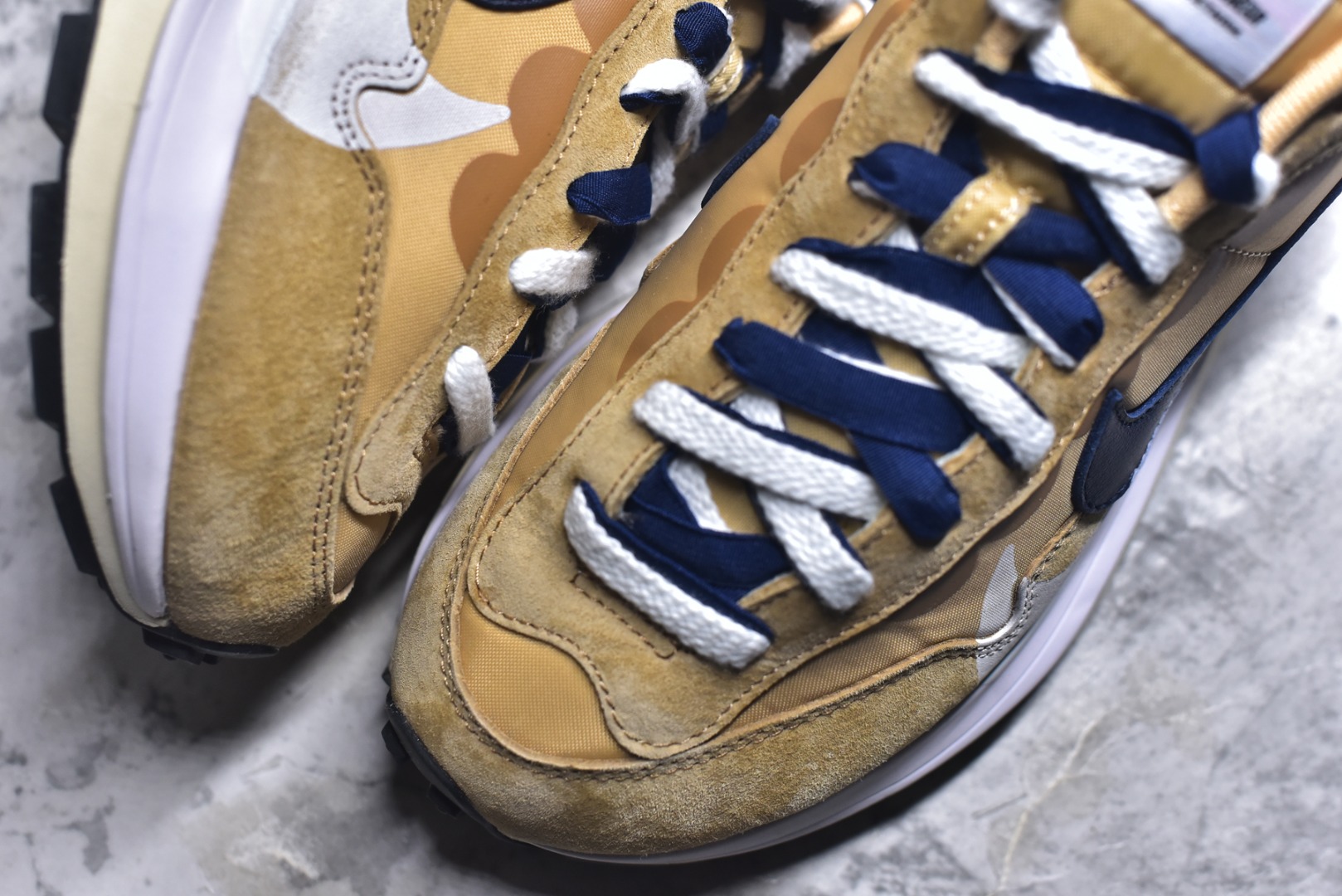 图片[8]-#Sacai x VaporWaffle 华夫三代3.0 走秀重磅联名 CV1363/DD1875/ #正确版本 独家原鞋开发 #原模数据大底 独家五层分离组合底 #原厂长绒皮料 质感十足 注意区分 #鞋款由Pegasus与VaporFly两款鞋型的设计元素共同构建，鞋身材质由翻毛皮和透气网布共同打造。熟悉的解构手法、重叠Swoosh、双重鞋舌、鞋带以及后跟SACAI字体都悉数保留，#最大亮点在于，本次鞋底变本加厉，层数更多!简直和巴黎世家的TripleS有一拼，增高效果妥妥的 尺码：35.5-46-选品中心