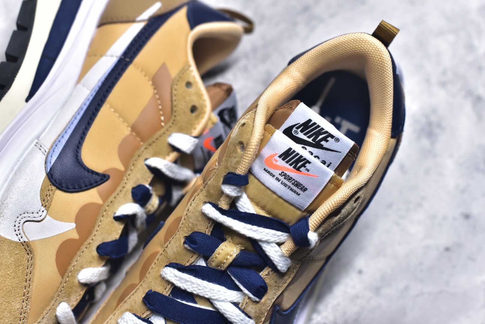 图片[9]-#Sacai x VaporWaffle 华夫三代3.0 走秀重磅联名 CV1363/DD1875/ #正确版本 独家原鞋开发 #原模数据大底 独家五层分离组合底 #原厂长绒皮料 质感十足 注意区分 #鞋款由Pegasus与VaporFly两款鞋型的设计元素共同构建，鞋身材质由翻毛皮和透气网布共同打造。熟悉的解构手法、重叠Swoosh、双重鞋舌、鞋带以及后跟SACAI字体都悉数保留，#最大亮点在于，本次鞋底变本加厉，层数更多!简直和巴黎世家的TripleS有一拼，增高效果妥妥的 尺码：35.5-46-选品中心