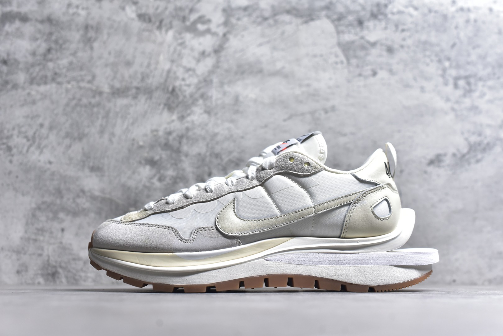 #Sacai x VaporWaffle 华夫三代3.0 走秀重磅联名 CV1363/DD1875/ #正确版本 独家原鞋开发 #原模数据大底 独家五层分离组合底 #原厂长绒皮料 质感十足 注意区分 #鞋款由Pegasus与VaporFly两款鞋型的设计元素共同构建，鞋身材质由翻毛皮和透气网布共同打造。熟悉的解构手法、重叠Swoosh、双重鞋舌、鞋带以及后跟SACAI字体都悉数保留，#最大亮点在于，本次鞋底变本加厉，层数更多!简直和巴黎世家的TripleS有一拼，增高效果妥妥的 尺码：35.5-46-选品中心