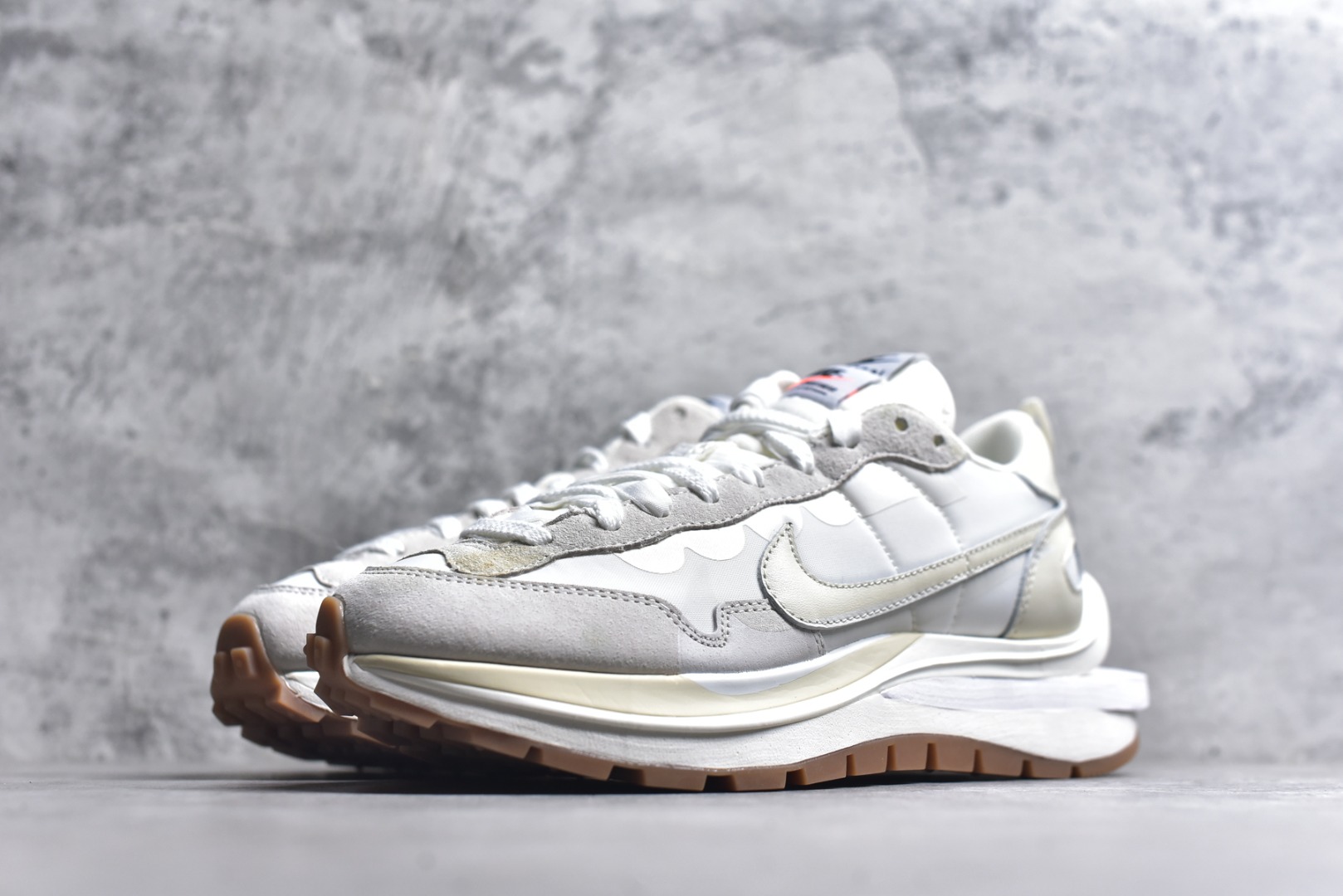 图片[2]-#Sacai x VaporWaffle 华夫三代3.0 走秀重磅联名 CV1363/DD1875/ #正确版本 独家原鞋开发 #原模数据大底 独家五层分离组合底 #原厂长绒皮料 质感十足 注意区分 #鞋款由Pegasus与VaporFly两款鞋型的设计元素共同构建，鞋身材质由翻毛皮和透气网布共同打造。熟悉的解构手法、重叠Swoosh、双重鞋舌、鞋带以及后跟SACAI字体都悉数保留，#最大亮点在于，本次鞋底变本加厉，层数更多!简直和巴黎世家的TripleS有一拼，增高效果妥妥的 尺码：35.5-46-选品中心