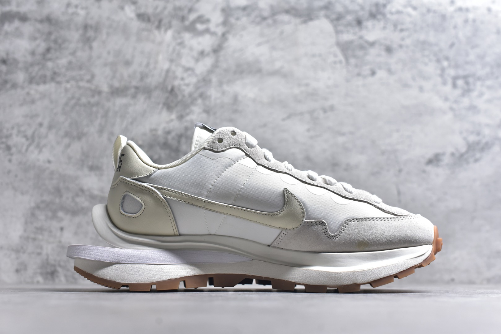 图片[3]-#Sacai x VaporWaffle 华夫三代3.0 走秀重磅联名 CV1363/DD1875/ #正确版本 独家原鞋开发 #原模数据大底 独家五层分离组合底 #原厂长绒皮料 质感十足 注意区分 #鞋款由Pegasus与VaporFly两款鞋型的设计元素共同构建，鞋身材质由翻毛皮和透气网布共同打造。熟悉的解构手法、重叠Swoosh、双重鞋舌、鞋带以及后跟SACAI字体都悉数保留，#最大亮点在于，本次鞋底变本加厉，层数更多!简直和巴黎世家的TripleS有一拼，增高效果妥妥的 尺码：35.5-46-选品中心