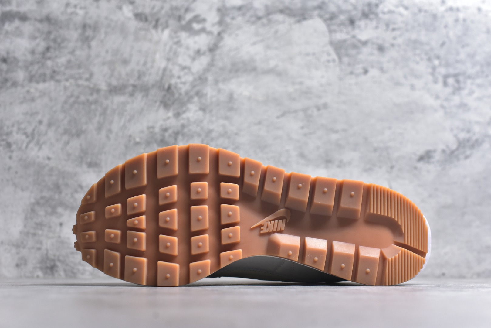 图片[6]-#Sacai x VaporWaffle 华夫三代3.0 走秀重磅联名 CV1363/DD1875/ #正确版本 独家原鞋开发 #原模数据大底 独家五层分离组合底 #原厂长绒皮料 质感十足 注意区分 #鞋款由Pegasus与VaporFly两款鞋型的设计元素共同构建，鞋身材质由翻毛皮和透气网布共同打造。熟悉的解构手法、重叠Swoosh、双重鞋舌、鞋带以及后跟SACAI字体都悉数保留，#最大亮点在于，本次鞋底变本加厉，层数更多!简直和巴黎世家的TripleS有一拼，增高效果妥妥的 尺码：35.5-46-选品中心