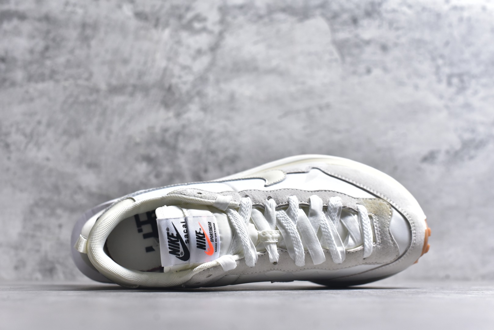 图片[4]-#Sacai x VaporWaffle 华夫三代3.0 走秀重磅联名 CV1363/DD1875/ #正确版本 独家原鞋开发 #原模数据大底 独家五层分离组合底 #原厂长绒皮料 质感十足 注意区分 #鞋款由Pegasus与VaporFly两款鞋型的设计元素共同构建，鞋身材质由翻毛皮和透气网布共同打造。熟悉的解构手法、重叠Swoosh、双重鞋舌、鞋带以及后跟SACAI字体都悉数保留，#最大亮点在于，本次鞋底变本加厉，层数更多!简直和巴黎世家的TripleS有一拼，增高效果妥妥的 尺码：35.5-46-选品中心