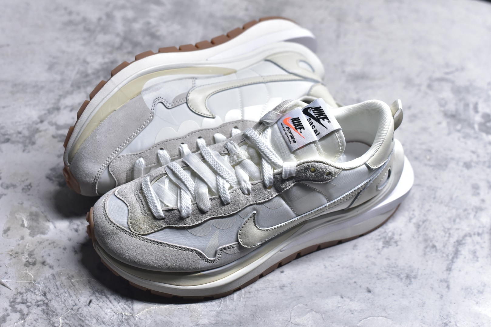 图片[7]-#Sacai x VaporWaffle 华夫三代3.0 走秀重磅联名 CV1363/DD1875/ #正确版本 独家原鞋开发 #原模数据大底 独家五层分离组合底 #原厂长绒皮料 质感十足 注意区分 #鞋款由Pegasus与VaporFly两款鞋型的设计元素共同构建，鞋身材质由翻毛皮和透气网布共同打造。熟悉的解构手法、重叠Swoosh、双重鞋舌、鞋带以及后跟SACAI字体都悉数保留，#最大亮点在于，本次鞋底变本加厉，层数更多!简直和巴黎世家的TripleS有一拼，增高效果妥妥的 尺码：35.5-46-选品中心