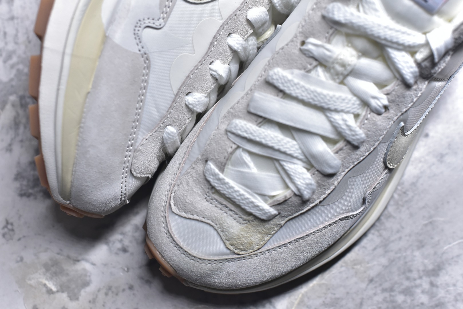 图片[8]-#Sacai x VaporWaffle 华夫三代3.0 走秀重磅联名 CV1363/DD1875/ #正确版本 独家原鞋开发 #原模数据大底 独家五层分离组合底 #原厂长绒皮料 质感十足 注意区分 #鞋款由Pegasus与VaporFly两款鞋型的设计元素共同构建，鞋身材质由翻毛皮和透气网布共同打造。熟悉的解构手法、重叠Swoosh、双重鞋舌、鞋带以及后跟SACAI字体都悉数保留，#最大亮点在于，本次鞋底变本加厉，层数更多!简直和巴黎世家的TripleS有一拼，增高效果妥妥的 尺码：35.5-46-选品中心