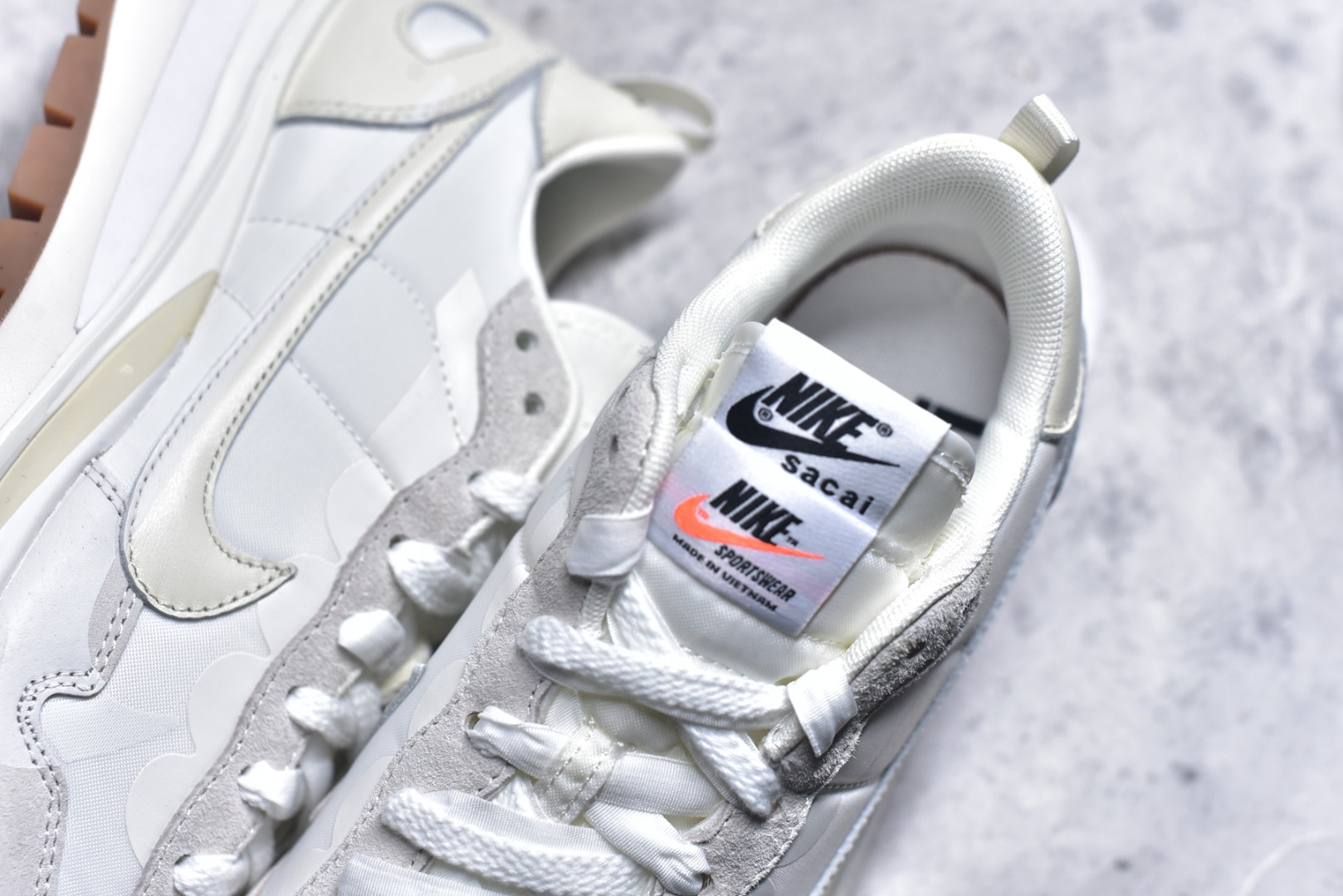 图片[9]-#Sacai x VaporWaffle 华夫三代3.0 走秀重磅联名 CV1363/DD1875/ #正确版本 独家原鞋开发 #原模数据大底 独家五层分离组合底 #原厂长绒皮料 质感十足 注意区分 #鞋款由Pegasus与VaporFly两款鞋型的设计元素共同构建，鞋身材质由翻毛皮和透气网布共同打造。熟悉的解构手法、重叠Swoosh、双重鞋舌、鞋带以及后跟SACAI字体都悉数保留，#最大亮点在于，本次鞋底变本加厉，层数更多!简直和巴黎世家的TripleS有一拼，增高效果妥妥的 尺码：35.5-46-选品中心