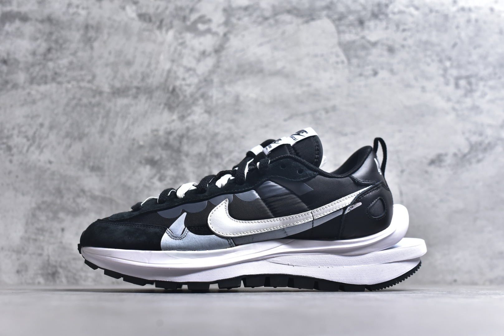 #Sacai x VaporWaffle 华夫三代3.0 走秀重磅联名 CV1363/DD1875/ #正确版本 独家原鞋开发 #原模数据大底 独家五层分离组合底 #原厂长绒皮料 质感十足 注意区分 #鞋款由Pegasus与VaporFly两款鞋型的设计元素共同构建，鞋身材质由翻毛皮和透气网布共同打造。熟悉的解构手法、重叠Swoosh、双重鞋舌、鞋带以及后跟SACAI字体都悉数保留，#最大亮点在于，本次鞋底变本加厉，层数更多!简直和巴黎世家的TripleS有一拼，增高效果妥妥的 尺码：35.5-46-选品中心