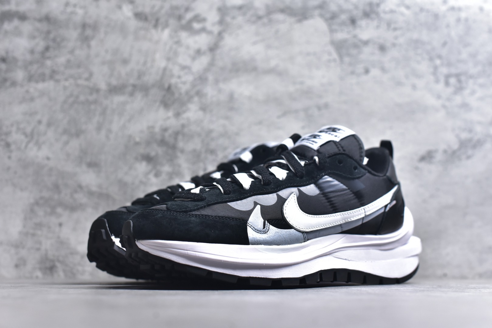 图片[2]-#Sacai x VaporWaffle 华夫三代3.0 走秀重磅联名 CV1363/DD1875/ #正确版本 独家原鞋开发 #原模数据大底 独家五层分离组合底 #原厂长绒皮料 质感十足 注意区分 #鞋款由Pegasus与VaporFly两款鞋型的设计元素共同构建，鞋身材质由翻毛皮和透气网布共同打造。熟悉的解构手法、重叠Swoosh、双重鞋舌、鞋带以及后跟SACAI字体都悉数保留，#最大亮点在于，本次鞋底变本加厉，层数更多!简直和巴黎世家的TripleS有一拼，增高效果妥妥的 尺码：35.5-46-选品中心