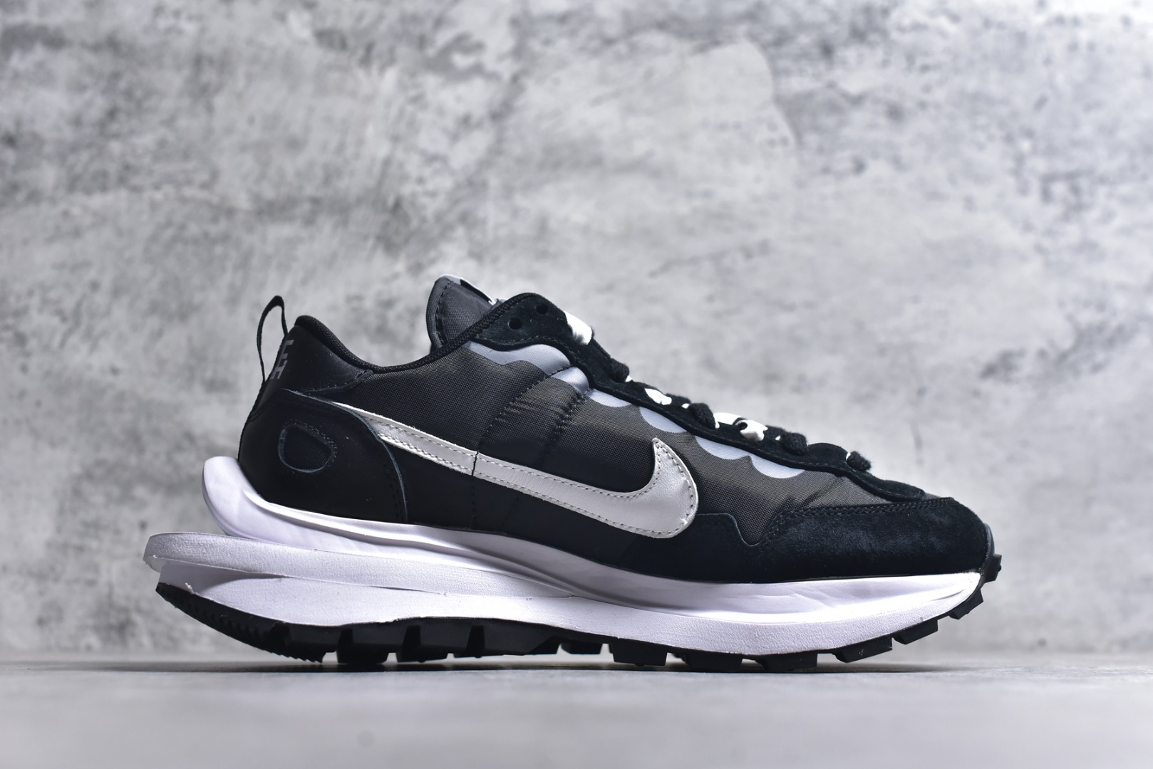 图片[3]-#Sacai x VaporWaffle 华夫三代3.0 走秀重磅联名 CV1363/DD1875/ #正确版本 独家原鞋开发 #原模数据大底 独家五层分离组合底 #原厂长绒皮料 质感十足 注意区分 #鞋款由Pegasus与VaporFly两款鞋型的设计元素共同构建，鞋身材质由翻毛皮和透气网布共同打造。熟悉的解构手法、重叠Swoosh、双重鞋舌、鞋带以及后跟SACAI字体都悉数保留，#最大亮点在于，本次鞋底变本加厉，层数更多!简直和巴黎世家的TripleS有一拼，增高效果妥妥的 尺码：35.5-46-选品中心