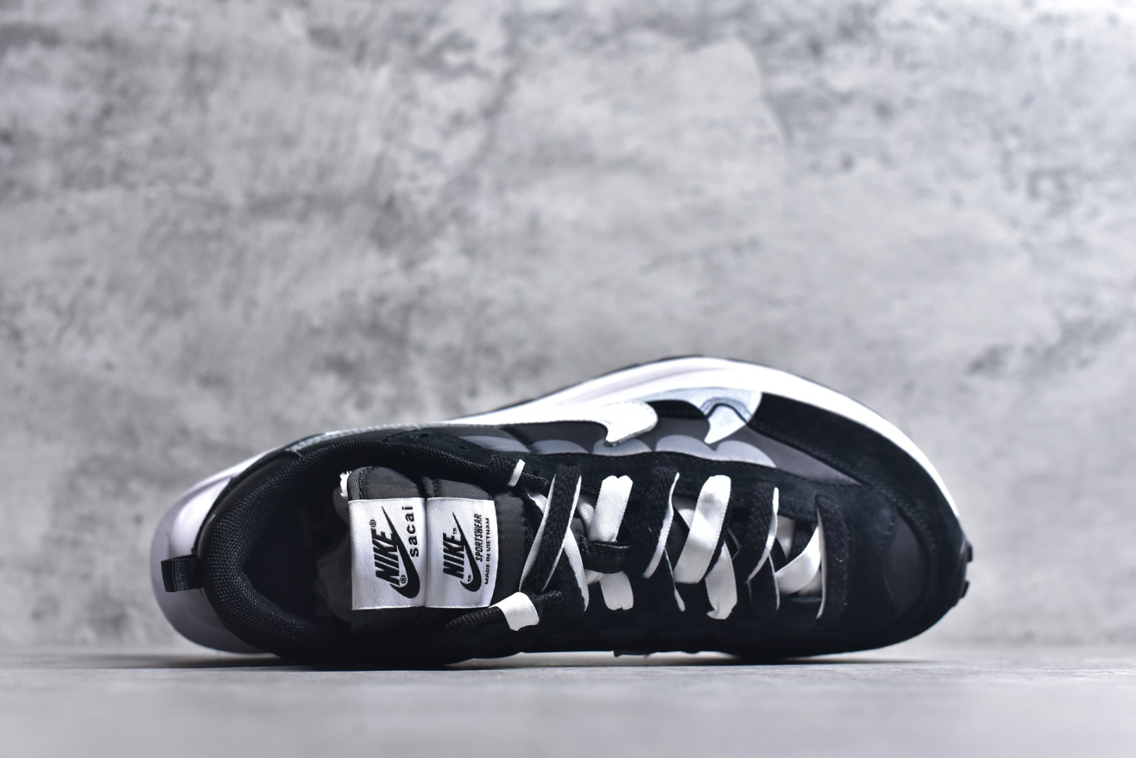 图片[4]-#Sacai x VaporWaffle 华夫三代3.0 走秀重磅联名 CV1363/DD1875/ #正确版本 独家原鞋开发 #原模数据大底 独家五层分离组合底 #原厂长绒皮料 质感十足 注意区分 #鞋款由Pegasus与VaporFly两款鞋型的设计元素共同构建，鞋身材质由翻毛皮和透气网布共同打造。熟悉的解构手法、重叠Swoosh、双重鞋舌、鞋带以及后跟SACAI字体都悉数保留，#最大亮点在于，本次鞋底变本加厉，层数更多!简直和巴黎世家的TripleS有一拼，增高效果妥妥的 尺码：35.5-46-选品中心