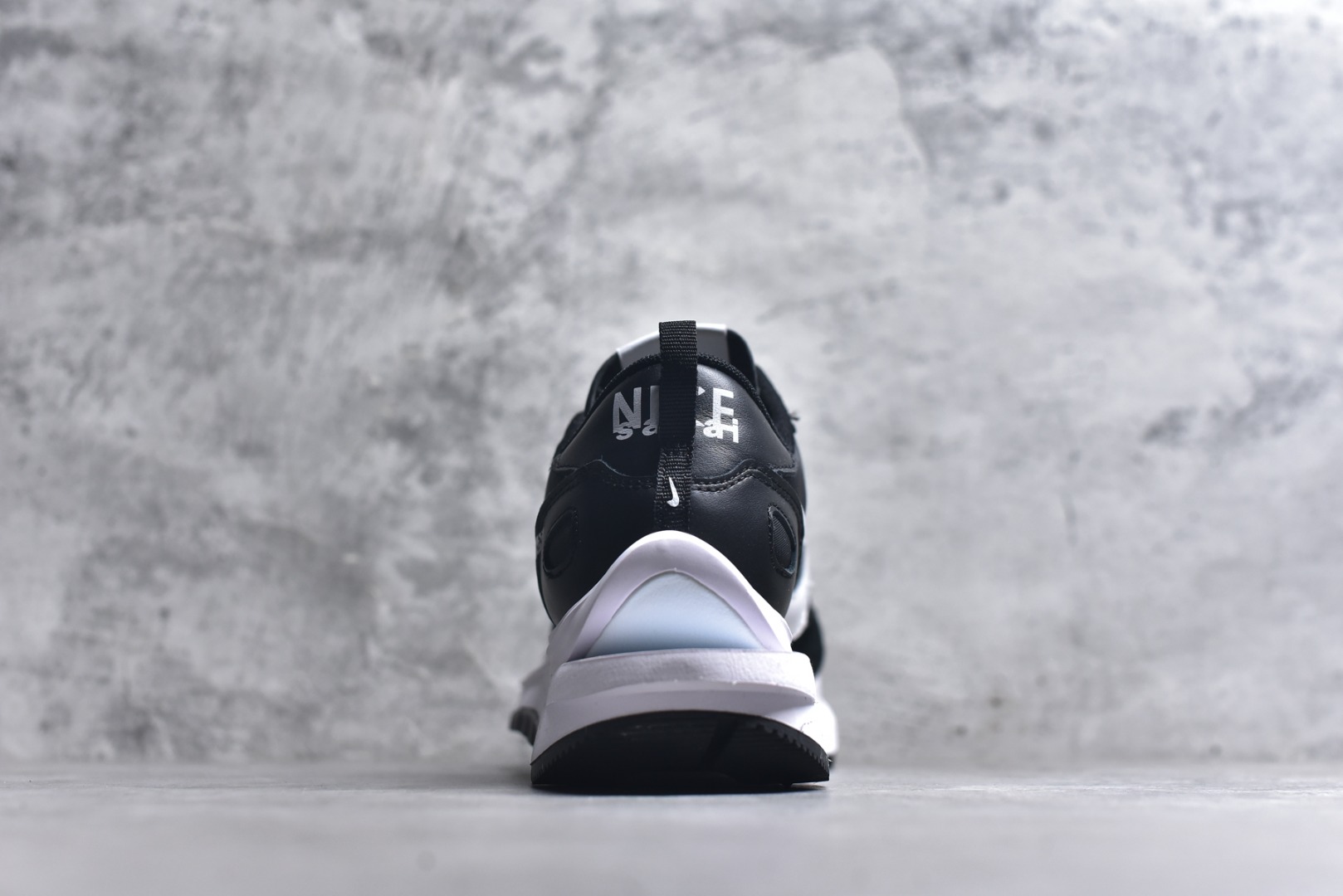 图片[5]-#Sacai x VaporWaffle 华夫三代3.0 走秀重磅联名 CV1363/DD1875/ #正确版本 独家原鞋开发 #原模数据大底 独家五层分离组合底 #原厂长绒皮料 质感十足 注意区分 #鞋款由Pegasus与VaporFly两款鞋型的设计元素共同构建，鞋身材质由翻毛皮和透气网布共同打造。熟悉的解构手法、重叠Swoosh、双重鞋舌、鞋带以及后跟SACAI字体都悉数保留，#最大亮点在于，本次鞋底变本加厉，层数更多!简直和巴黎世家的TripleS有一拼，增高效果妥妥的 尺码：35.5-46-选品中心