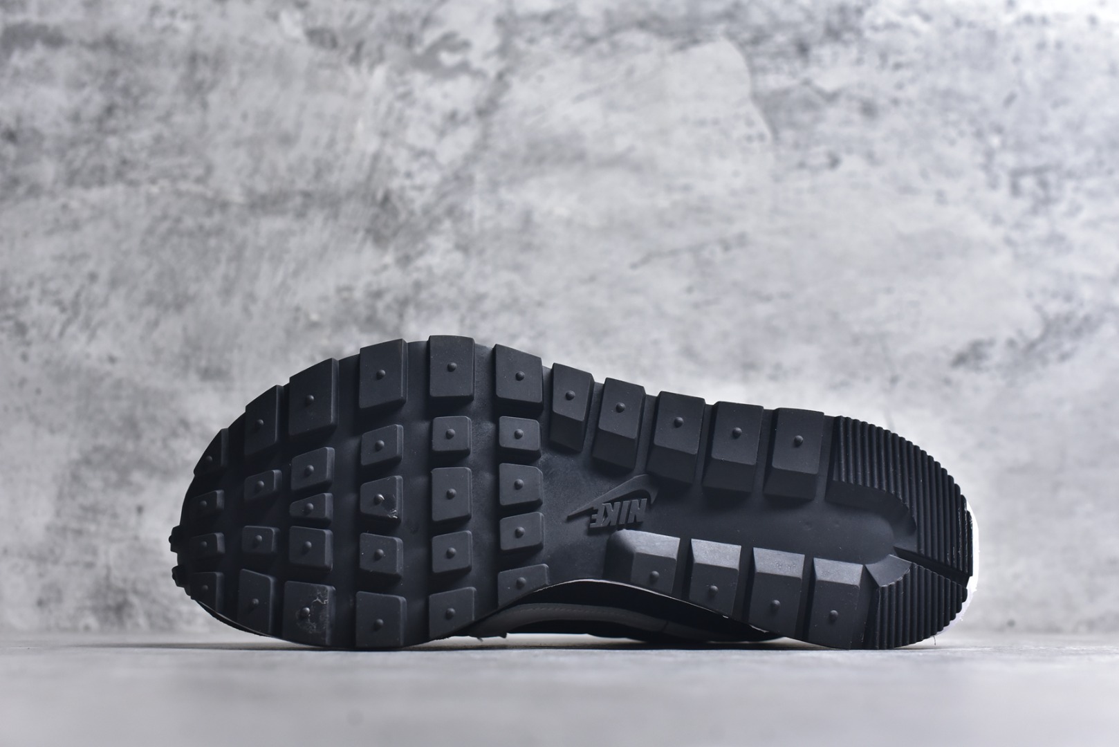 图片[6]-#Sacai x VaporWaffle 华夫三代3.0 走秀重磅联名 CV1363/DD1875/ #正确版本 独家原鞋开发 #原模数据大底 独家五层分离组合底 #原厂长绒皮料 质感十足 注意区分 #鞋款由Pegasus与VaporFly两款鞋型的设计元素共同构建，鞋身材质由翻毛皮和透气网布共同打造。熟悉的解构手法、重叠Swoosh、双重鞋舌、鞋带以及后跟SACAI字体都悉数保留，#最大亮点在于，本次鞋底变本加厉，层数更多!简直和巴黎世家的TripleS有一拼，增高效果妥妥的 尺码：35.5-46-选品中心