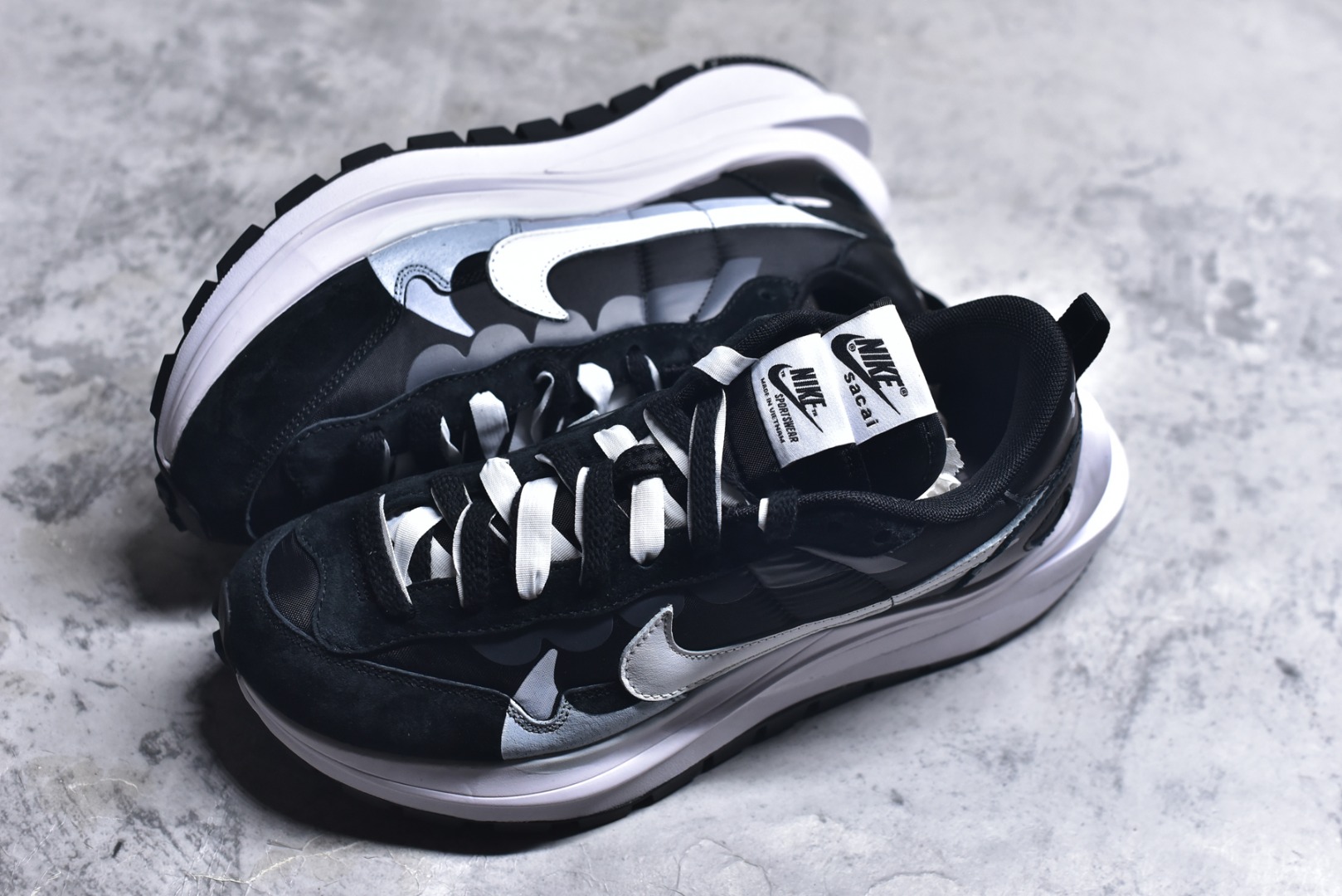 图片[7]-#Sacai x VaporWaffle 华夫三代3.0 走秀重磅联名 CV1363/DD1875/ #正确版本 独家原鞋开发 #原模数据大底 独家五层分离组合底 #原厂长绒皮料 质感十足 注意区分 #鞋款由Pegasus与VaporFly两款鞋型的设计元素共同构建，鞋身材质由翻毛皮和透气网布共同打造。熟悉的解构手法、重叠Swoosh、双重鞋舌、鞋带以及后跟SACAI字体都悉数保留，#最大亮点在于，本次鞋底变本加厉，层数更多!简直和巴黎世家的TripleS有一拼，增高效果妥妥的 尺码：35.5-46-选品中心