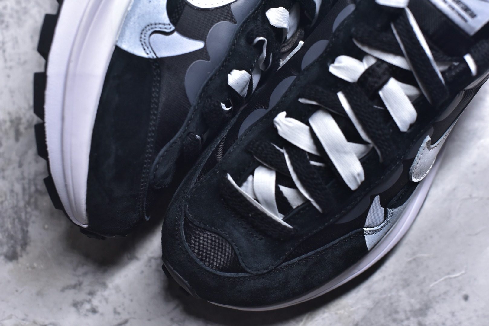 图片[8]-#Sacai x VaporWaffle 华夫三代3.0 走秀重磅联名 CV1363/DD1875/ #正确版本 独家原鞋开发 #原模数据大底 独家五层分离组合底 #原厂长绒皮料 质感十足 注意区分 #鞋款由Pegasus与VaporFly两款鞋型的设计元素共同构建，鞋身材质由翻毛皮和透气网布共同打造。熟悉的解构手法、重叠Swoosh、双重鞋舌、鞋带以及后跟SACAI字体都悉数保留，#最大亮点在于，本次鞋底变本加厉，层数更多!简直和巴黎世家的TripleS有一拼，增高效果妥妥的 尺码：35.5-46-选品中心