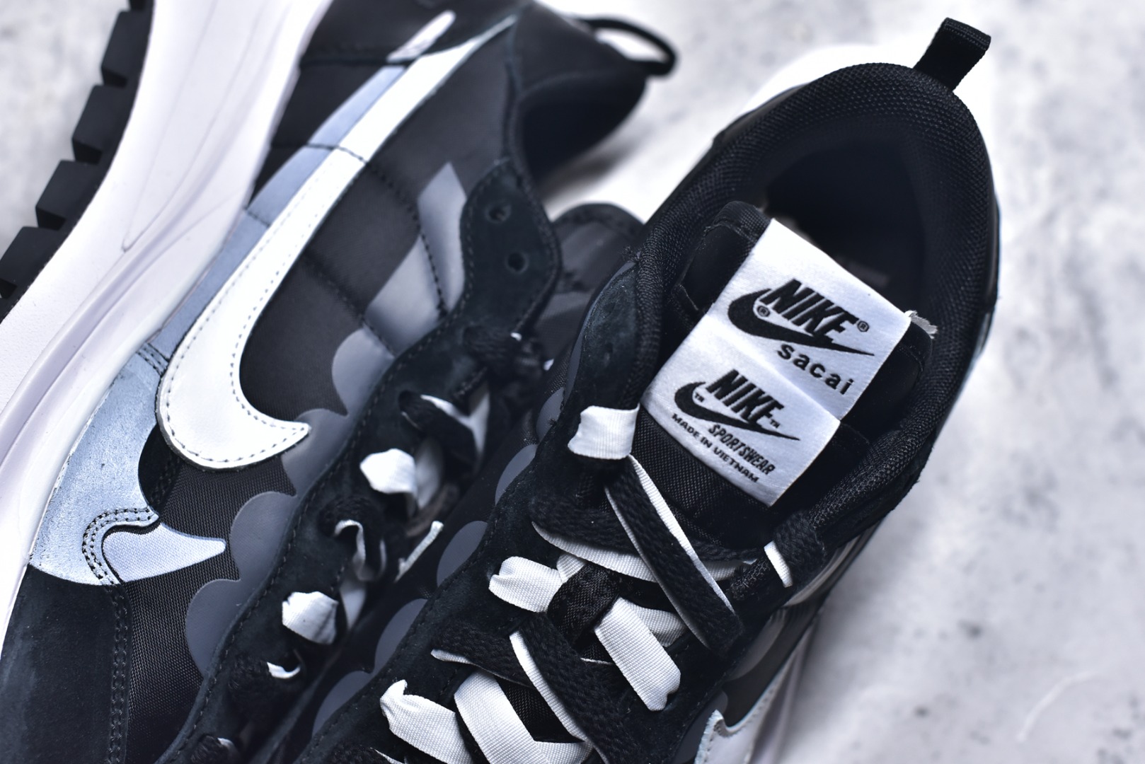 图片[9]-#Sacai x VaporWaffle 华夫三代3.0 走秀重磅联名 CV1363/DD1875/ #正确版本 独家原鞋开发 #原模数据大底 独家五层分离组合底 #原厂长绒皮料 质感十足 注意区分 #鞋款由Pegasus与VaporFly两款鞋型的设计元素共同构建，鞋身材质由翻毛皮和透气网布共同打造。熟悉的解构手法、重叠Swoosh、双重鞋舌、鞋带以及后跟SACAI字体都悉数保留，#最大亮点在于，本次鞋底变本加厉，层数更多!简直和巴黎世家的TripleS有一拼，增高效果妥妥的 尺码：35.5-46-选品中心