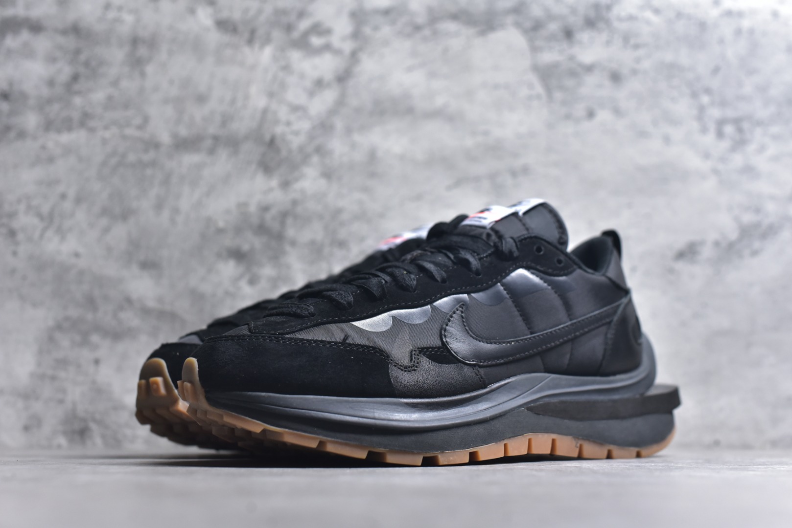 图片[2]-#Sacai x VaporWaffle 华夫三代3.0 走秀重磅联名 CV1363/DD1875/ #正确版本 独家原鞋开发 #原模数据大底 独家五层分离组合底 #原厂长绒皮料 质感十足 注意区分 #鞋款由Pegasus与VaporFly两款鞋型的设计元素共同构建，鞋身材质由翻毛皮和透气网布共同打造。熟悉的解构手法、重叠Swoosh、双重鞋舌、鞋带以及后跟SACAI字体都悉数保留，#最大亮点在于，本次鞋底变本加厉，层数更多!简直和巴黎世家的TripleS有一拼，增高效果妥妥的 尺码：35.5-46-选品中心