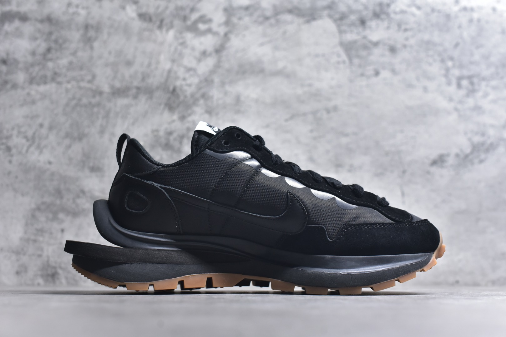 图片[3]-#Sacai x VaporWaffle 华夫三代3.0 走秀重磅联名 CV1363/DD1875/ #正确版本 独家原鞋开发 #原模数据大底 独家五层分离组合底 #原厂长绒皮料 质感十足 注意区分 #鞋款由Pegasus与VaporFly两款鞋型的设计元素共同构建，鞋身材质由翻毛皮和透气网布共同打造。熟悉的解构手法、重叠Swoosh、双重鞋舌、鞋带以及后跟SACAI字体都悉数保留，#最大亮点在于，本次鞋底变本加厉，层数更多!简直和巴黎世家的TripleS有一拼，增高效果妥妥的 尺码：35.5-46-选品中心