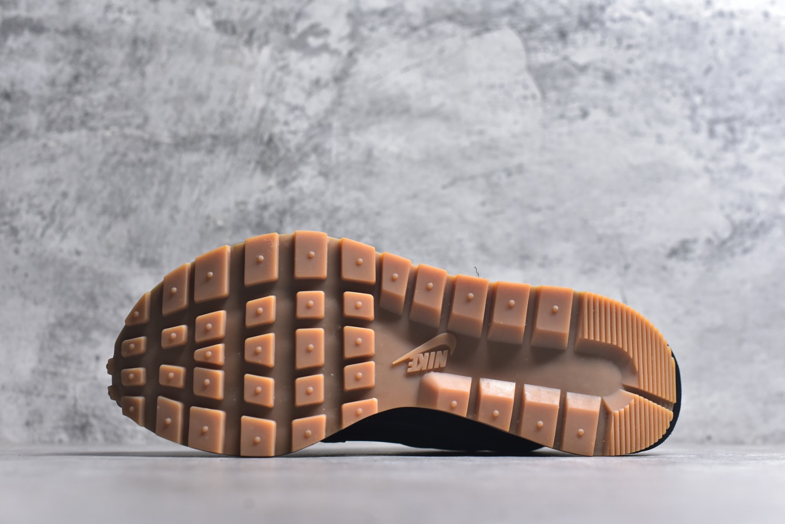 图片[6]-#Sacai x VaporWaffle 华夫三代3.0 走秀重磅联名 CV1363/DD1875/ #正确版本 独家原鞋开发 #原模数据大底 独家五层分离组合底 #原厂长绒皮料 质感十足 注意区分 #鞋款由Pegasus与VaporFly两款鞋型的设计元素共同构建，鞋身材质由翻毛皮和透气网布共同打造。熟悉的解构手法、重叠Swoosh、双重鞋舌、鞋带以及后跟SACAI字体都悉数保留，#最大亮点在于，本次鞋底变本加厉，层数更多!简直和巴黎世家的TripleS有一拼，增高效果妥妥的 尺码：35.5-46-选品中心