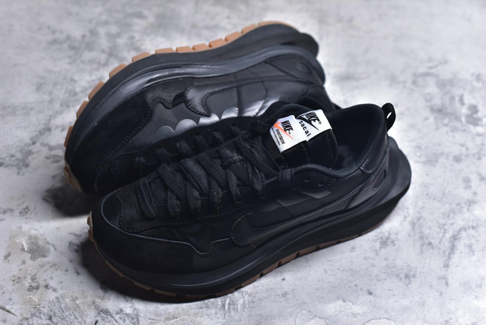 图片[7]-#Sacai x VaporWaffle 华夫三代3.0 走秀重磅联名 CV1363/DD1875/ #正确版本 独家原鞋开发 #原模数据大底 独家五层分离组合底 #原厂长绒皮料 质感十足 注意区分 #鞋款由Pegasus与VaporFly两款鞋型的设计元素共同构建，鞋身材质由翻毛皮和透气网布共同打造。熟悉的解构手法、重叠Swoosh、双重鞋舌、鞋带以及后跟SACAI字体都悉数保留，#最大亮点在于，本次鞋底变本加厉，层数更多!简直和巴黎世家的TripleS有一拼，增高效果妥妥的 尺码：35.5-46-选品中心