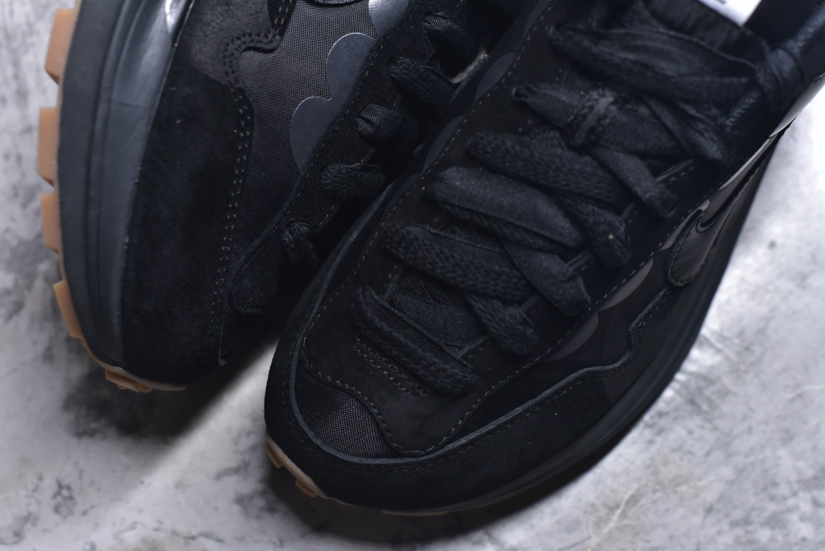 图片[8]-#Sacai x VaporWaffle 华夫三代3.0 走秀重磅联名 CV1363/DD1875/ #正确版本 独家原鞋开发 #原模数据大底 独家五层分离组合底 #原厂长绒皮料 质感十足 注意区分 #鞋款由Pegasus与VaporFly两款鞋型的设计元素共同构建，鞋身材质由翻毛皮和透气网布共同打造。熟悉的解构手法、重叠Swoosh、双重鞋舌、鞋带以及后跟SACAI字体都悉数保留，#最大亮点在于，本次鞋底变本加厉，层数更多!简直和巴黎世家的TripleS有一拼，增高效果妥妥的 尺码：35.5-46-选品中心