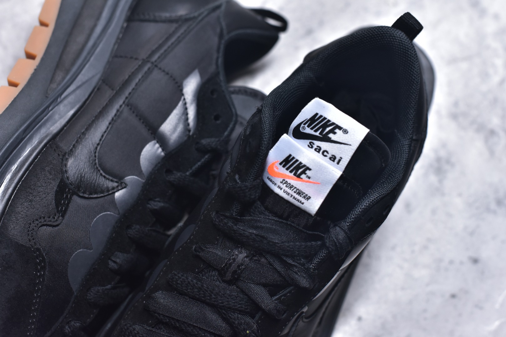 图片[9]-#Sacai x VaporWaffle 华夫三代3.0 走秀重磅联名 CV1363/DD1875/ #正确版本 独家原鞋开发 #原模数据大底 独家五层分离组合底 #原厂长绒皮料 质感十足 注意区分 #鞋款由Pegasus与VaporFly两款鞋型的设计元素共同构建，鞋身材质由翻毛皮和透气网布共同打造。熟悉的解构手法、重叠Swoosh、双重鞋舌、鞋带以及后跟SACAI字体都悉数保留，#最大亮点在于，本次鞋底变本加厉，层数更多!简直和巴黎世家的TripleS有一拼，增高效果妥妥的 尺码：35.5-46-选品中心