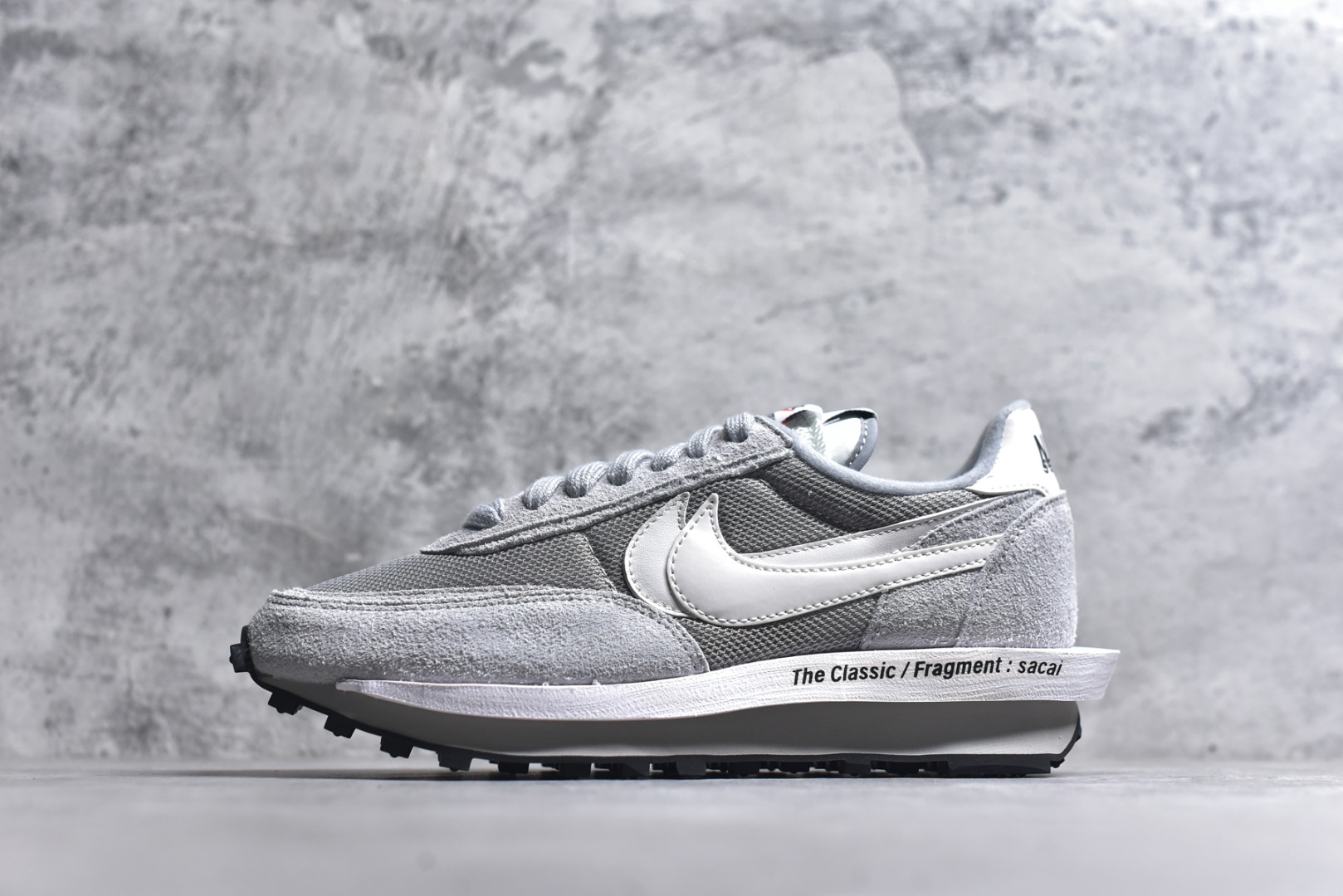 #Sacai x VaporWaffle 华夫三代3.0 走秀重磅联名 CV1363/DD1875/ #正确版本 独家原鞋开发 #原模数据大底 独家五层分离组合底 #原厂长绒皮料 质感十足 注意区分 #鞋款由Pegasus与VaporFly两款鞋型的设计元素共同构建，鞋身材质由翻毛皮和透气网布共同打造。熟悉的解构手法、重叠Swoosh、双重鞋舌、鞋带以及后跟SACAI字体都悉数保留，#最大亮点在于，本次鞋底变本加厉，层数更多!简直和巴黎世家的TripleS有一拼，增高效果妥妥的 尺码：35.5-46-选品中心