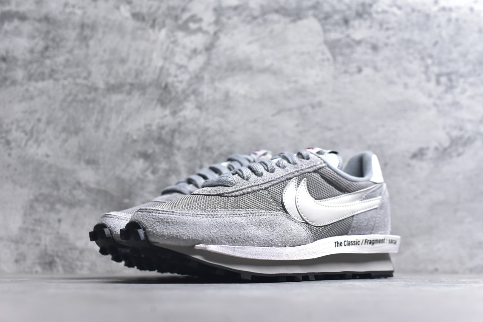 图片[2]-#Sacai x VaporWaffle 华夫三代3.0 走秀重磅联名 CV1363/DD1875/ #正确版本 独家原鞋开发 #原模数据大底 独家五层分离组合底 #原厂长绒皮料 质感十足 注意区分 #鞋款由Pegasus与VaporFly两款鞋型的设计元素共同构建，鞋身材质由翻毛皮和透气网布共同打造。熟悉的解构手法、重叠Swoosh、双重鞋舌、鞋带以及后跟SACAI字体都悉数保留，#最大亮点在于，本次鞋底变本加厉，层数更多!简直和巴黎世家的TripleS有一拼，增高效果妥妥的 尺码：35.5-46-选品中心