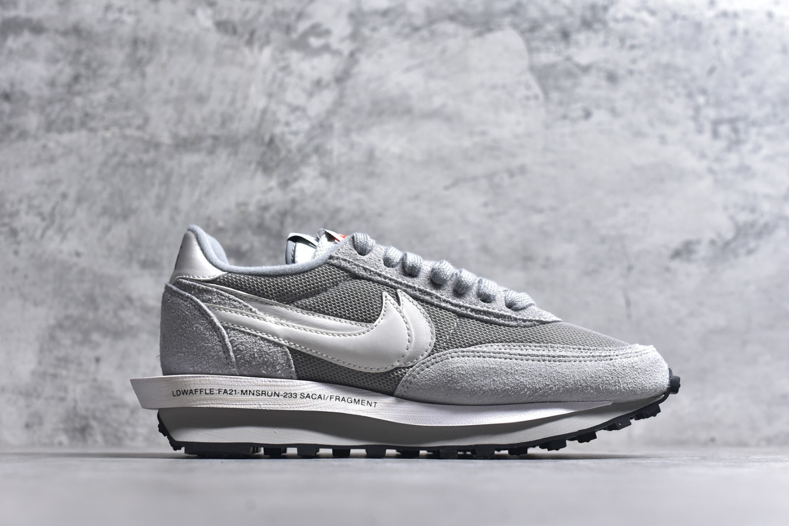 图片[3]-#Sacai x VaporWaffle 华夫三代3.0 走秀重磅联名 CV1363/DD1875/ #正确版本 独家原鞋开发 #原模数据大底 独家五层分离组合底 #原厂长绒皮料 质感十足 注意区分 #鞋款由Pegasus与VaporFly两款鞋型的设计元素共同构建，鞋身材质由翻毛皮和透气网布共同打造。熟悉的解构手法、重叠Swoosh、双重鞋舌、鞋带以及后跟SACAI字体都悉数保留，#最大亮点在于，本次鞋底变本加厉，层数更多!简直和巴黎世家的TripleS有一拼，增高效果妥妥的 尺码：35.5-46-选品中心