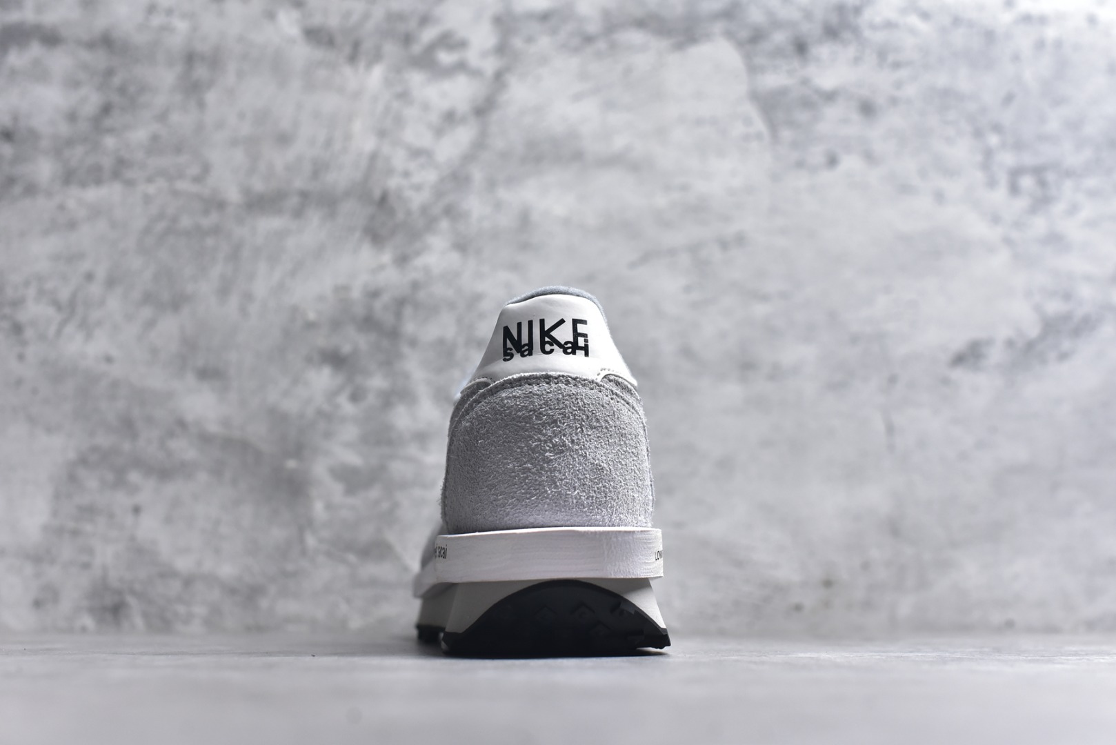 图片[5]-#Sacai x VaporWaffle 华夫三代3.0 走秀重磅联名 CV1363/DD1875/ #正确版本 独家原鞋开发 #原模数据大底 独家五层分离组合底 #原厂长绒皮料 质感十足 注意区分 #鞋款由Pegasus与VaporFly两款鞋型的设计元素共同构建，鞋身材质由翻毛皮和透气网布共同打造。熟悉的解构手法、重叠Swoosh、双重鞋舌、鞋带以及后跟SACAI字体都悉数保留，#最大亮点在于，本次鞋底变本加厉，层数更多!简直和巴黎世家的TripleS有一拼，增高效果妥妥的 尺码：35.5-46-选品中心