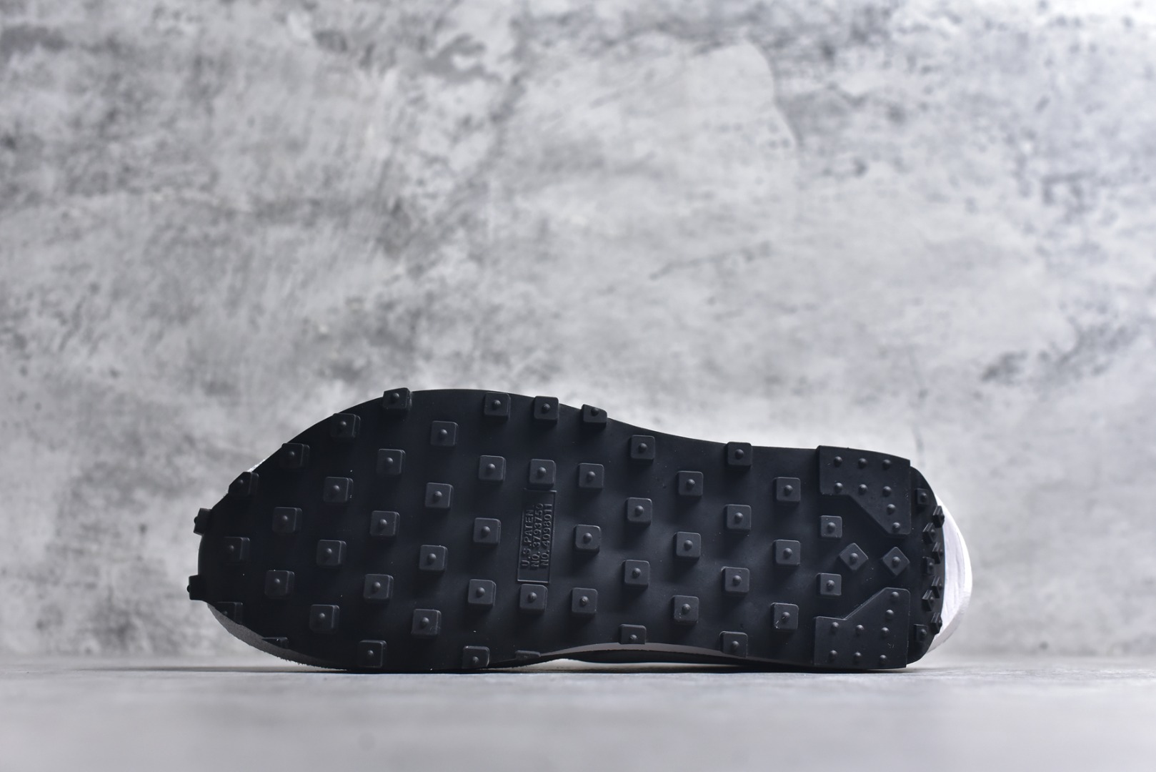 图片[6]-#Sacai x VaporWaffle 华夫三代3.0 走秀重磅联名 CV1363/DD1875/ #正确版本 独家原鞋开发 #原模数据大底 独家五层分离组合底 #原厂长绒皮料 质感十足 注意区分 #鞋款由Pegasus与VaporFly两款鞋型的设计元素共同构建，鞋身材质由翻毛皮和透气网布共同打造。熟悉的解构手法、重叠Swoosh、双重鞋舌、鞋带以及后跟SACAI字体都悉数保留，#最大亮点在于，本次鞋底变本加厉，层数更多!简直和巴黎世家的TripleS有一拼，增高效果妥妥的 尺码：35.5-46-选品中心