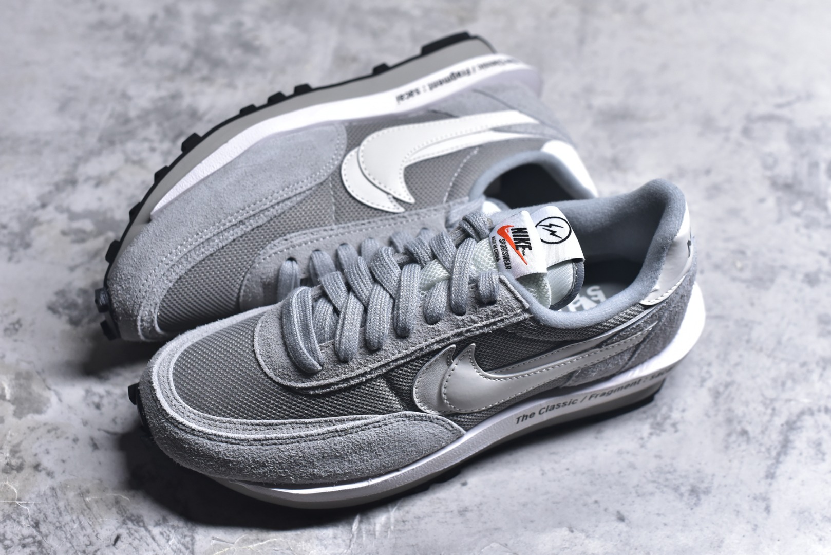 图片[7]-#Sacai x VaporWaffle 华夫三代3.0 走秀重磅联名 CV1363/DD1875/ #正确版本 独家原鞋开发 #原模数据大底 独家五层分离组合底 #原厂长绒皮料 质感十足 注意区分 #鞋款由Pegasus与VaporFly两款鞋型的设计元素共同构建，鞋身材质由翻毛皮和透气网布共同打造。熟悉的解构手法、重叠Swoosh、双重鞋舌、鞋带以及后跟SACAI字体都悉数保留，#最大亮点在于，本次鞋底变本加厉，层数更多!简直和巴黎世家的TripleS有一拼，增高效果妥妥的 尺码：35.5-46-选品中心