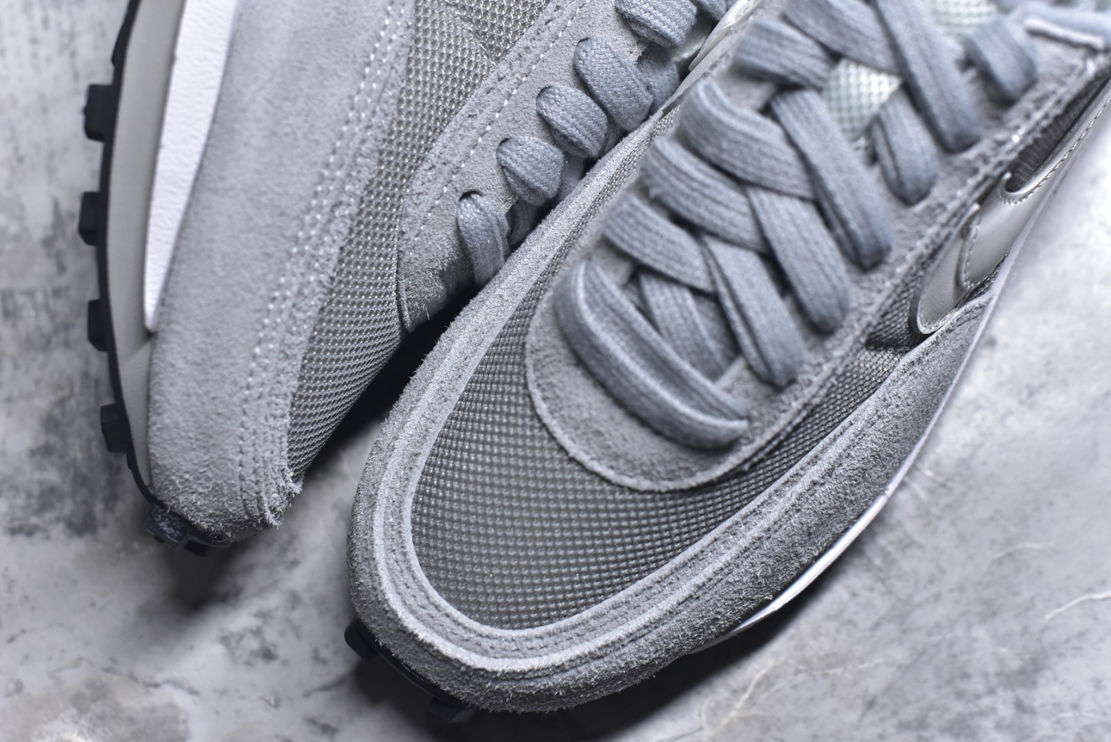 图片[8]-#Sacai x VaporWaffle 华夫三代3.0 走秀重磅联名 CV1363/DD1875/ #正确版本 独家原鞋开发 #原模数据大底 独家五层分离组合底 #原厂长绒皮料 质感十足 注意区分 #鞋款由Pegasus与VaporFly两款鞋型的设计元素共同构建，鞋身材质由翻毛皮和透气网布共同打造。熟悉的解构手法、重叠Swoosh、双重鞋舌、鞋带以及后跟SACAI字体都悉数保留，#最大亮点在于，本次鞋底变本加厉，层数更多!简直和巴黎世家的TripleS有一拼，增高效果妥妥的 尺码：35.5-46-选品中心