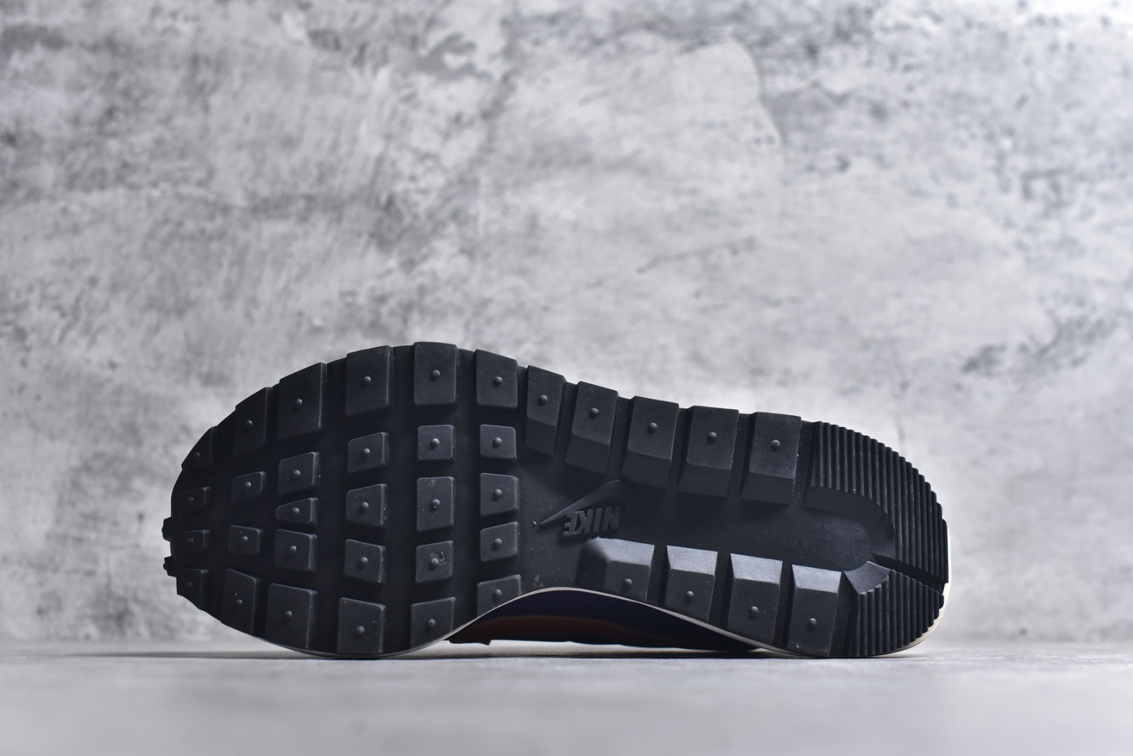 图片[6]-#Sacai x VaporWaffle 华夫三代3.0 走秀重磅联名 CV1363/DD1875/ #正确版本 独家原鞋开发 #原模数据大底 独家五层分离组合底 #原厂长绒皮料 质感十足 注意区分 #鞋款由Pegasus与VaporFly两款鞋型的设计元素共同构建，鞋身材质由翻毛皮和透气网布共同打造。熟悉的解构手法、重叠Swoosh、双重鞋舌、鞋带以及后跟SACAI字体都悉数保留，#最大亮点在于，本次鞋底变本加厉，层数更多!简直和巴黎世家的TripleS有一拼，增高效果妥妥的 尺码：35.5-46-选品中心