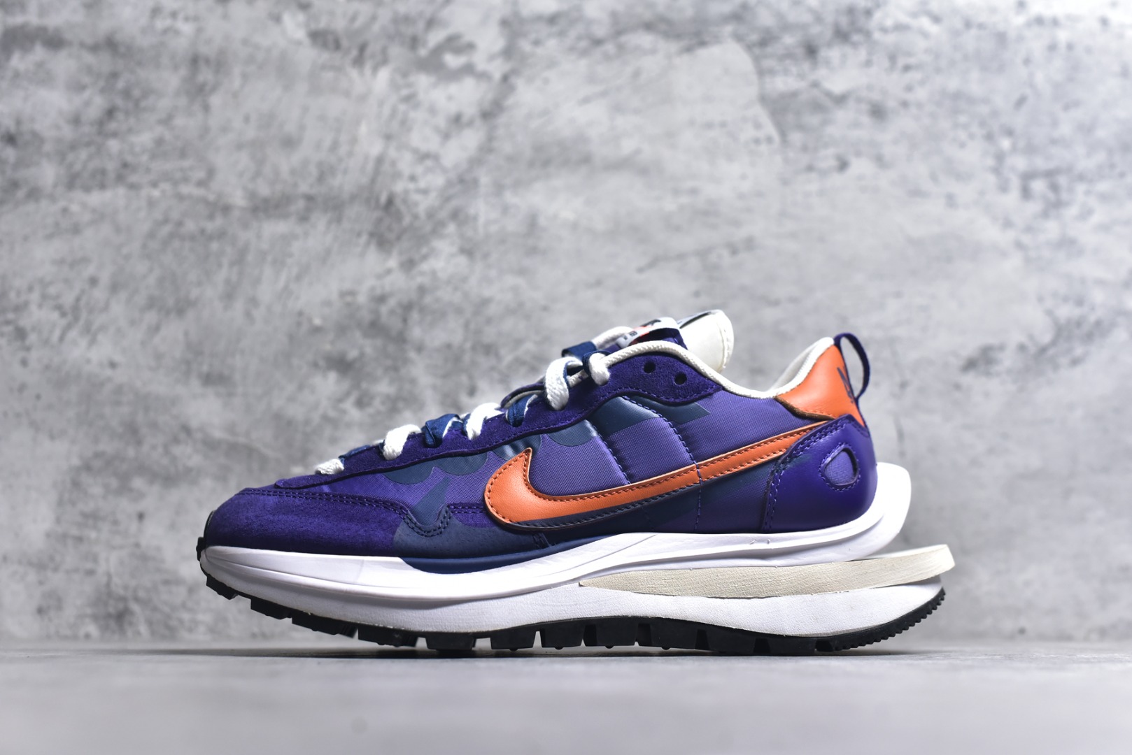 #Sacai x VaporWaffle 华夫三代3.0 走秀重磅联名 CV1363/DD1875/ #正确版本 独家原鞋开发 #原模数据大底 独家五层分离组合底 #原厂长绒皮料 质感十足 注意区分 #鞋款由Pegasus与VaporFly两款鞋型的设计元素共同构建，鞋身材质由翻毛皮和透气网布共同打造。熟悉的解构手法、重叠Swoosh、双重鞋舌、鞋带以及后跟SACAI字体都悉数保留，#最大亮点在于，本次鞋底变本加厉，层数更多!简直和巴黎世家的TripleS有一拼，增高效果妥妥的 尺码：35.5-46-选品中心