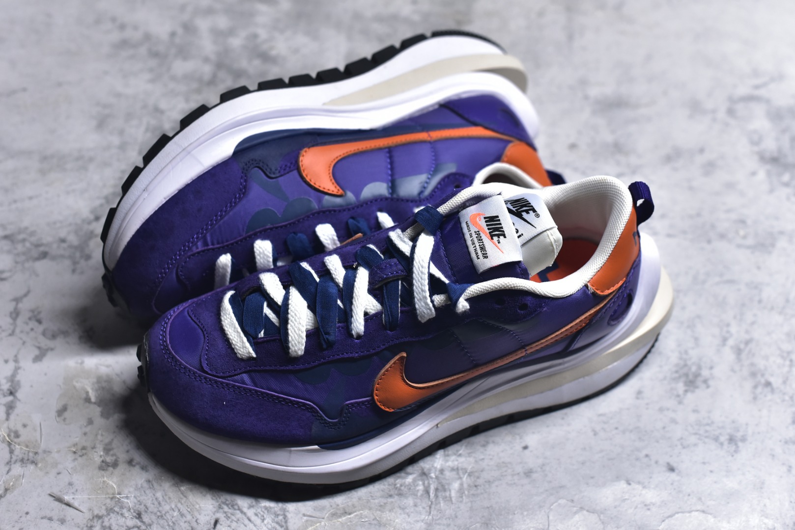 图片[7]-#Sacai x VaporWaffle 华夫三代3.0 走秀重磅联名 CV1363/DD1875/ #正确版本 独家原鞋开发 #原模数据大底 独家五层分离组合底 #原厂长绒皮料 质感十足 注意区分 #鞋款由Pegasus与VaporFly两款鞋型的设计元素共同构建，鞋身材质由翻毛皮和透气网布共同打造。熟悉的解构手法、重叠Swoosh、双重鞋舌、鞋带以及后跟SACAI字体都悉数保留，#最大亮点在于，本次鞋底变本加厉，层数更多!简直和巴黎世家的TripleS有一拼，增高效果妥妥的 尺码：35.5-46-选品中心