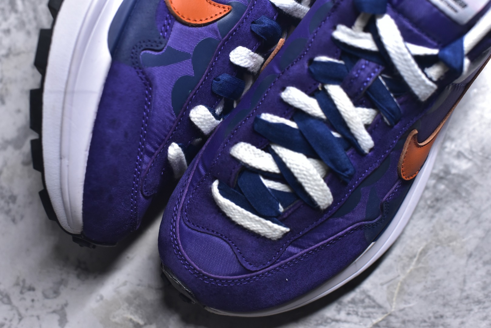 图片[8]-#Sacai x VaporWaffle 华夫三代3.0 走秀重磅联名 CV1363/DD1875/ #正确版本 独家原鞋开发 #原模数据大底 独家五层分离组合底 #原厂长绒皮料 质感十足 注意区分 #鞋款由Pegasus与VaporFly两款鞋型的设计元素共同构建，鞋身材质由翻毛皮和透气网布共同打造。熟悉的解构手法、重叠Swoosh、双重鞋舌、鞋带以及后跟SACAI字体都悉数保留，#最大亮点在于，本次鞋底变本加厉，层数更多!简直和巴黎世家的TripleS有一拼，增高效果妥妥的 尺码：35.5-46-选品中心