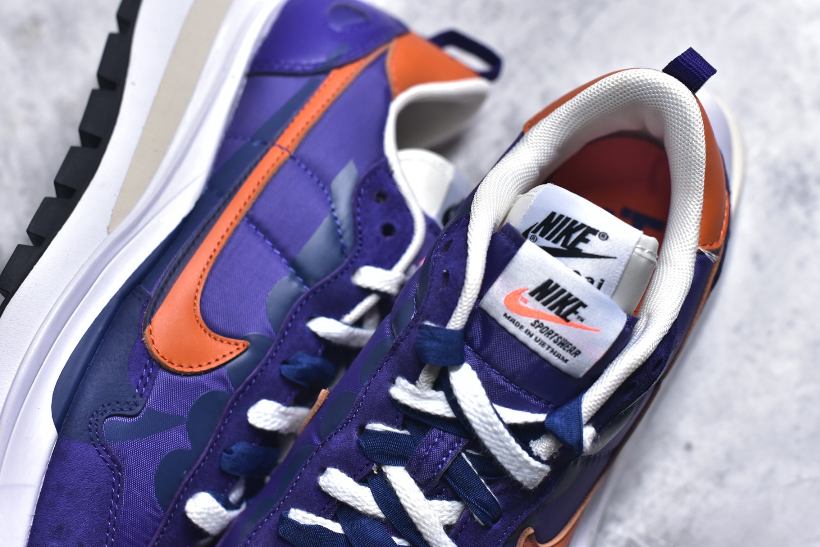 图片[9]-#Sacai x VaporWaffle 华夫三代3.0 走秀重磅联名 CV1363/DD1875/ #正确版本 独家原鞋开发 #原模数据大底 独家五层分离组合底 #原厂长绒皮料 质感十足 注意区分 #鞋款由Pegasus与VaporFly两款鞋型的设计元素共同构建，鞋身材质由翻毛皮和透气网布共同打造。熟悉的解构手法、重叠Swoosh、双重鞋舌、鞋带以及后跟SACAI字体都悉数保留，#最大亮点在于，本次鞋底变本加厉，层数更多!简直和巴黎世家的TripleS有一拼，增高效果妥妥的 尺码：35.5-46-选品中心