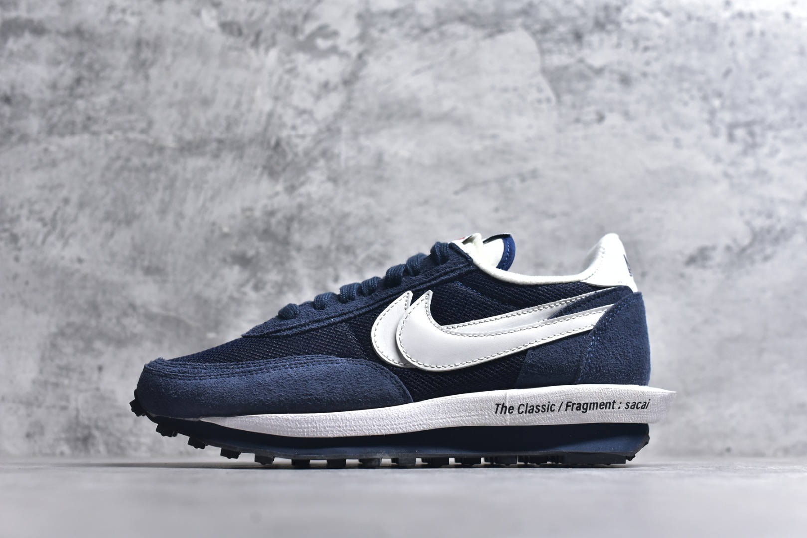 #Sacai x VaporWaffle 华夫三代3.0 走秀重磅联名 CV1363/DD1875/ #正确版本 独家原鞋开发 #原模数据大底 独家五层分离组合底 #原厂长绒皮料 质感十足 注意区分 #鞋款由Pegasus与VaporFly两款鞋型的设计元素共同构建，鞋身材质由翻毛皮和透气网布共同打造。熟悉的解构手法、重叠Swoosh、双重鞋舌、鞋带以及后跟SACAI字体都悉数保留，#最大亮点在于，本次鞋底变本加厉，层数更多!简直和巴黎世家的TripleS有一拼，增高效果妥妥的 尺码：35.5-46-选品中心