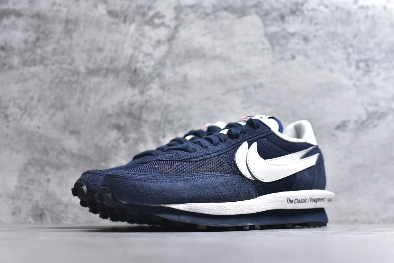 图片[2]-#Sacai x VaporWaffle 华夫三代3.0 走秀重磅联名 CV1363/DD1875/ #正确版本 独家原鞋开发 #原模数据大底 独家五层分离组合底 #原厂长绒皮料 质感十足 注意区分 #鞋款由Pegasus与VaporFly两款鞋型的设计元素共同构建，鞋身材质由翻毛皮和透气网布共同打造。熟悉的解构手法、重叠Swoosh、双重鞋舌、鞋带以及后跟SACAI字体都悉数保留，#最大亮点在于，本次鞋底变本加厉，层数更多!简直和巴黎世家的TripleS有一拼，增高效果妥妥的 尺码：35.5-46-选品中心