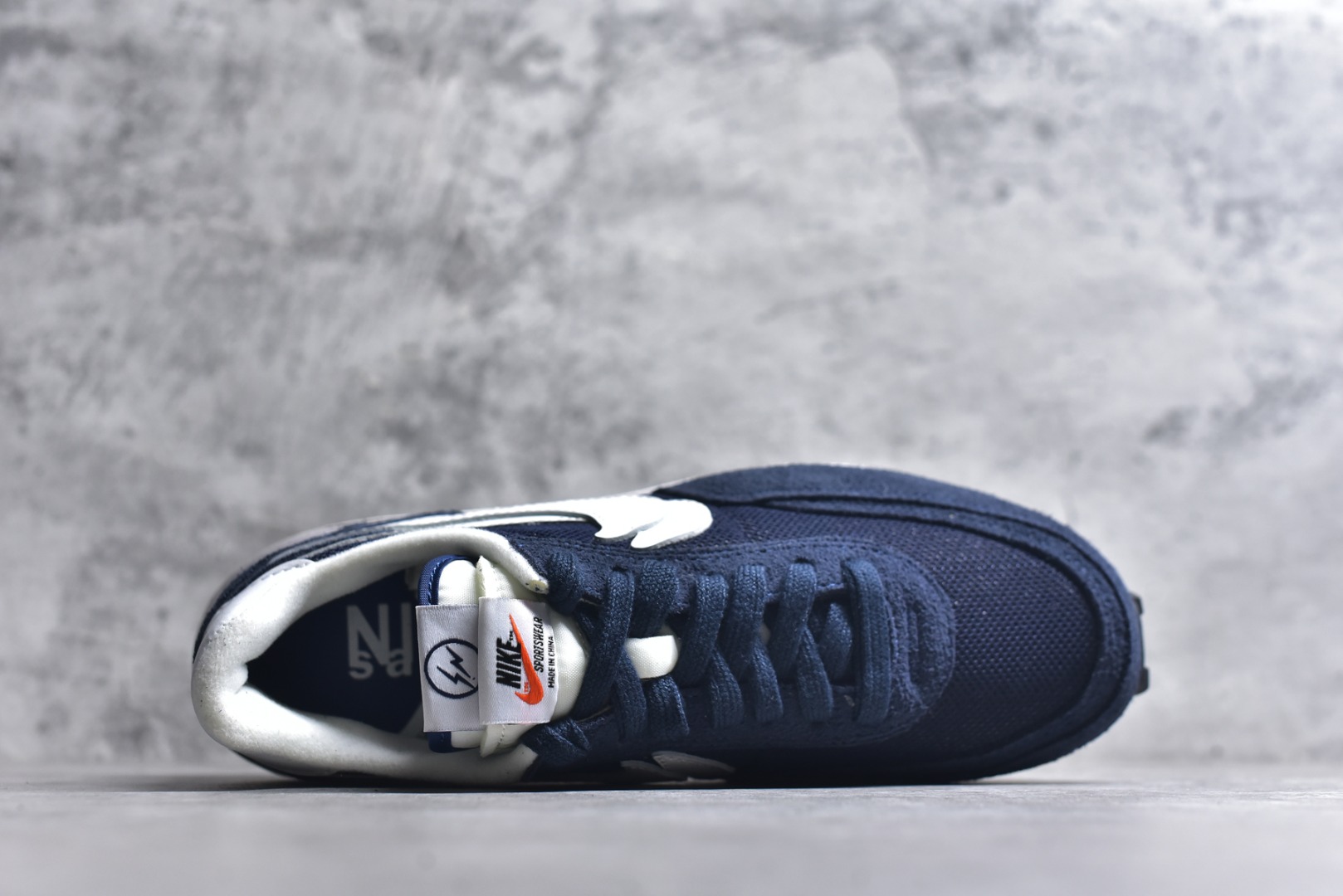 图片[4]-#Sacai x VaporWaffle 华夫三代3.0 走秀重磅联名 CV1363/DD1875/ #正确版本 独家原鞋开发 #原模数据大底 独家五层分离组合底 #原厂长绒皮料 质感十足 注意区分 #鞋款由Pegasus与VaporFly两款鞋型的设计元素共同构建，鞋身材质由翻毛皮和透气网布共同打造。熟悉的解构手法、重叠Swoosh、双重鞋舌、鞋带以及后跟SACAI字体都悉数保留，#最大亮点在于，本次鞋底变本加厉，层数更多!简直和巴黎世家的TripleS有一拼，增高效果妥妥的 尺码：35.5-46-选品中心