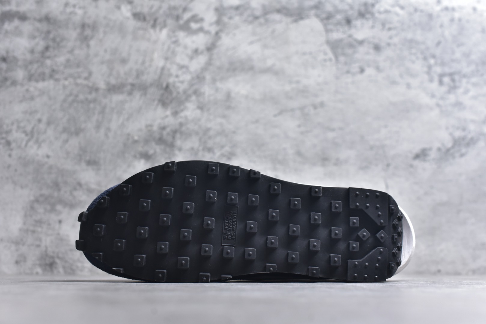 图片[6]-#Sacai x VaporWaffle 华夫三代3.0 走秀重磅联名 CV1363/DD1875/ #正确版本 独家原鞋开发 #原模数据大底 独家五层分离组合底 #原厂长绒皮料 质感十足 注意区分 #鞋款由Pegasus与VaporFly两款鞋型的设计元素共同构建，鞋身材质由翻毛皮和透气网布共同打造。熟悉的解构手法、重叠Swoosh、双重鞋舌、鞋带以及后跟SACAI字体都悉数保留，#最大亮点在于，本次鞋底变本加厉，层数更多!简直和巴黎世家的TripleS有一拼，增高效果妥妥的 尺码：35.5-46-选品中心