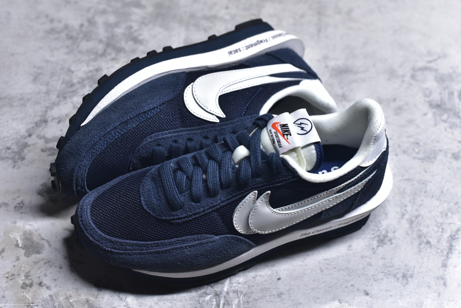 图片[7]-#Sacai x VaporWaffle 华夫三代3.0 走秀重磅联名 CV1363/DD1875/ #正确版本 独家原鞋开发 #原模数据大底 独家五层分离组合底 #原厂长绒皮料 质感十足 注意区分 #鞋款由Pegasus与VaporFly两款鞋型的设计元素共同构建，鞋身材质由翻毛皮和透气网布共同打造。熟悉的解构手法、重叠Swoosh、双重鞋舌、鞋带以及后跟SACAI字体都悉数保留，#最大亮点在于，本次鞋底变本加厉，层数更多!简直和巴黎世家的TripleS有一拼，增高效果妥妥的 尺码：35.5-46-选品中心