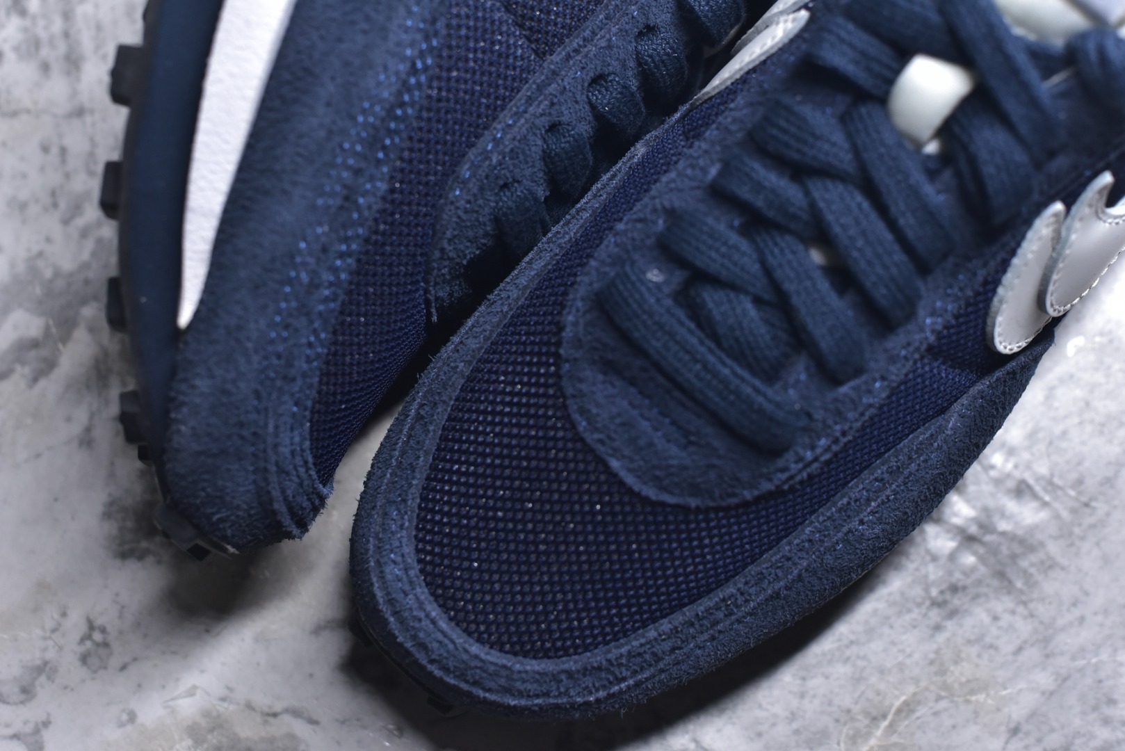 图片[8]-#Sacai x VaporWaffle 华夫三代3.0 走秀重磅联名 CV1363/DD1875/ #正确版本 独家原鞋开发 #原模数据大底 独家五层分离组合底 #原厂长绒皮料 质感十足 注意区分 #鞋款由Pegasus与VaporFly两款鞋型的设计元素共同构建，鞋身材质由翻毛皮和透气网布共同打造。熟悉的解构手法、重叠Swoosh、双重鞋舌、鞋带以及后跟SACAI字体都悉数保留，#最大亮点在于，本次鞋底变本加厉，层数更多!简直和巴黎世家的TripleS有一拼，增高效果妥妥的 尺码：35.5-46-选品中心