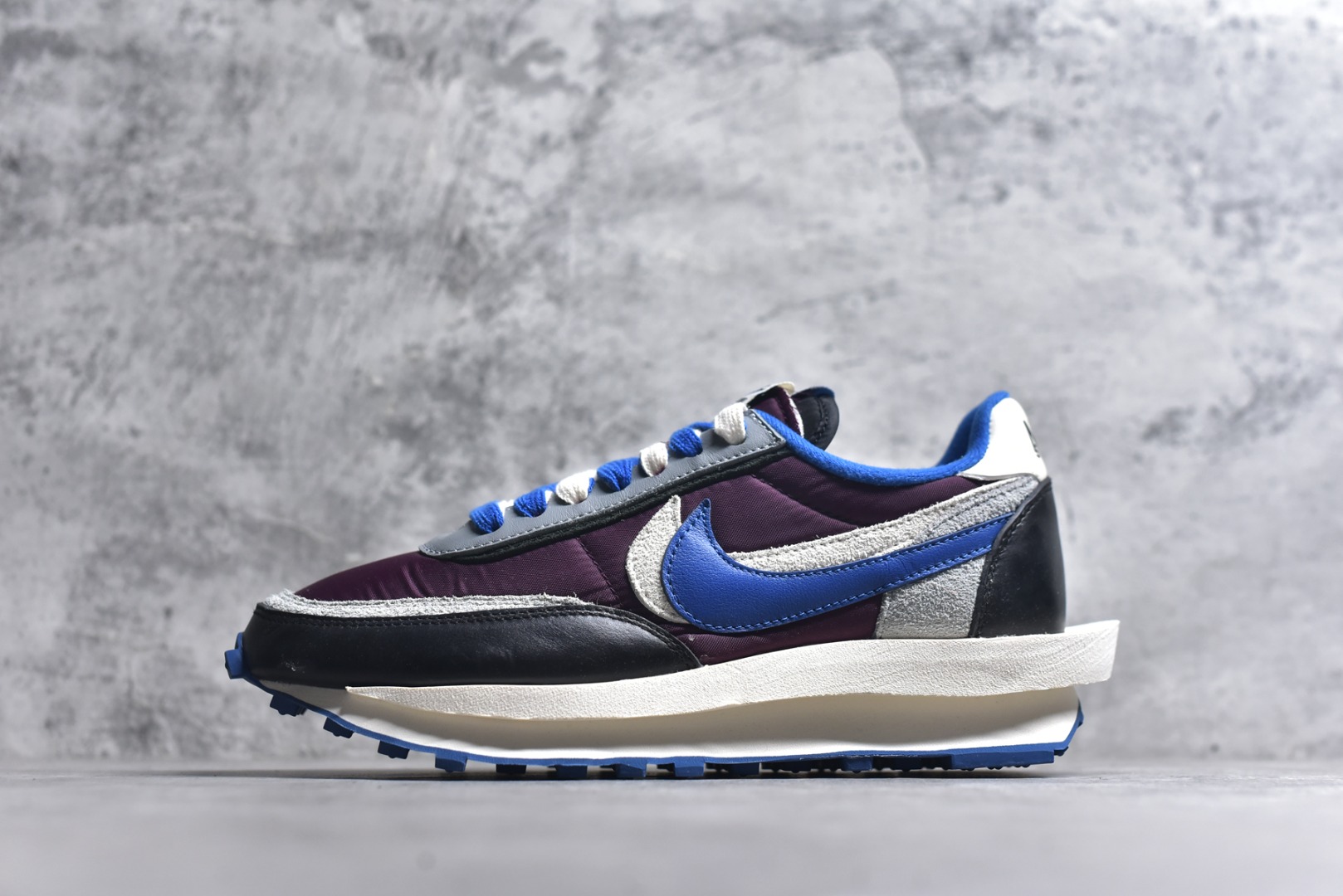 #Sacai x VaporWaffle 华夫三代3.0 走秀重磅联名 CV1363/DD1875/ #正确版本 独家原鞋开发 #原模数据大底 独家五层分离组合底 #原厂长绒皮料 质感十足 注意区分 #鞋款由Pegasus与VaporFly两款鞋型的设计元素共同构建，鞋身材质由翻毛皮和透气网布共同打造。熟悉的解构手法、重叠Swoosh、双重鞋舌、鞋带以及后跟SACAI字体都悉数保留，#最大亮点在于，本次鞋底变本加厉，层数更多!简直和巴黎世家的TripleS有一拼，增高效果妥妥的 尺码：35.5-46-选品中心