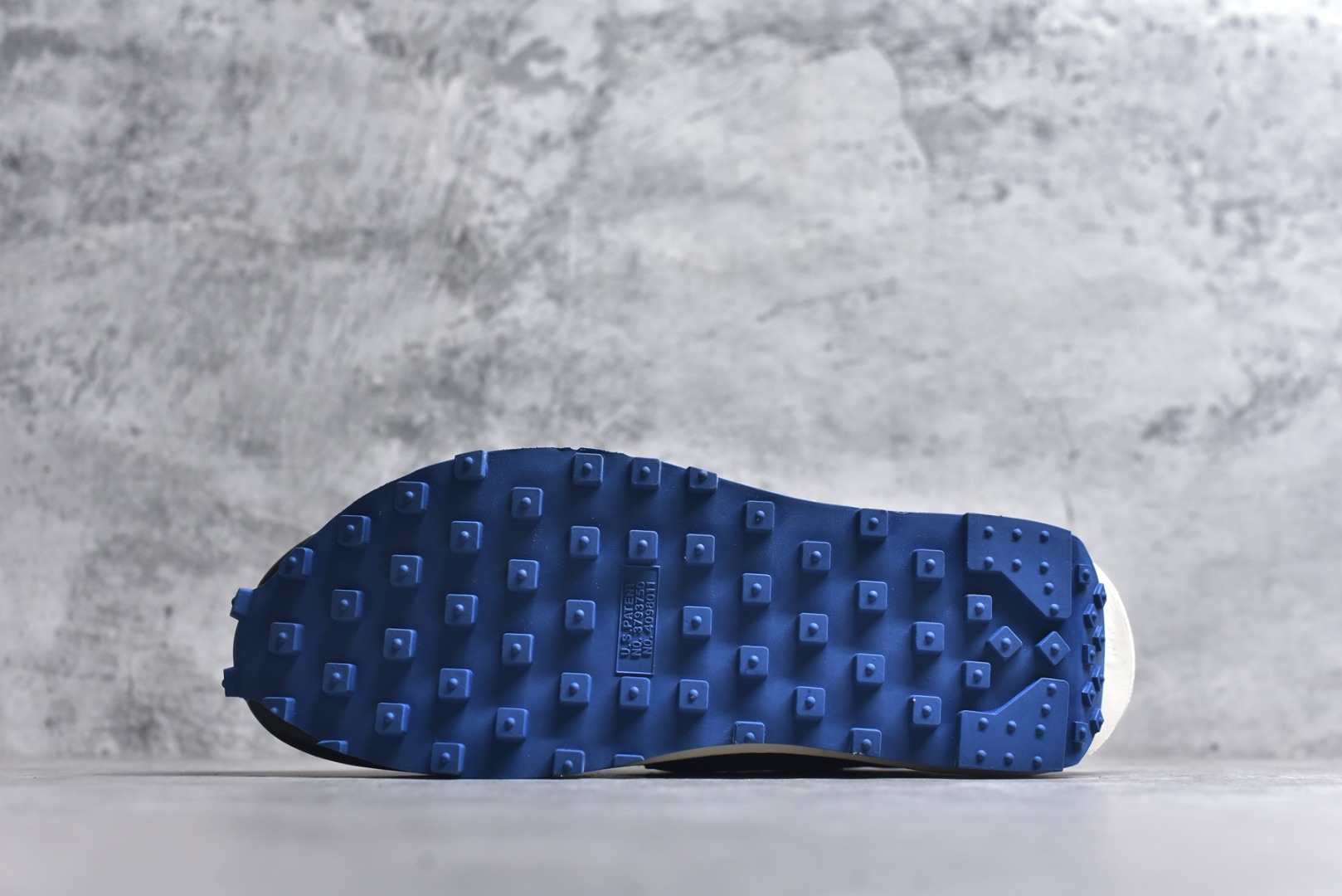 图片[6]-#Sacai x VaporWaffle 华夫三代3.0 走秀重磅联名 CV1363/DD1875/ #正确版本 独家原鞋开发 #原模数据大底 独家五层分离组合底 #原厂长绒皮料 质感十足 注意区分 #鞋款由Pegasus与VaporFly两款鞋型的设计元素共同构建，鞋身材质由翻毛皮和透气网布共同打造。熟悉的解构手法、重叠Swoosh、双重鞋舌、鞋带以及后跟SACAI字体都悉数保留，#最大亮点在于，本次鞋底变本加厉，层数更多!简直和巴黎世家的TripleS有一拼，增高效果妥妥的 尺码：35.5-46-选品中心