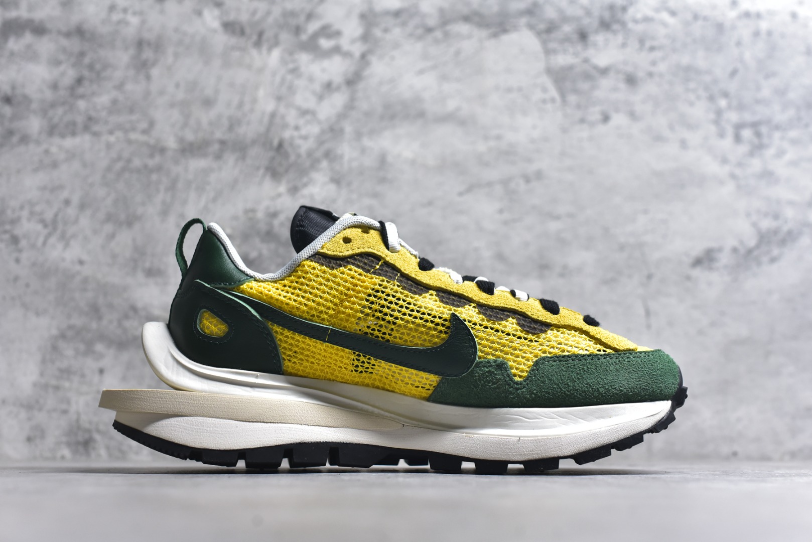 图片[3]-#Sacai x VaporWaffle 华夫三代3.0 走秀重磅联名 CV1363/DD1875/ #正确版本 独家原鞋开发 #原模数据大底 独家五层分离组合底 #原厂长绒皮料 质感十足 注意区分 #鞋款由Pegasus与VaporFly两款鞋型的设计元素共同构建，鞋身材质由翻毛皮和透气网布共同打造。熟悉的解构手法、重叠Swoosh、双重鞋舌、鞋带以及后跟SACAI字体都悉数保留，#最大亮点在于，本次鞋底变本加厉，层数更多!简直和巴黎世家的TripleS有一拼，增高效果妥妥的 尺码：35.5-46-选品中心