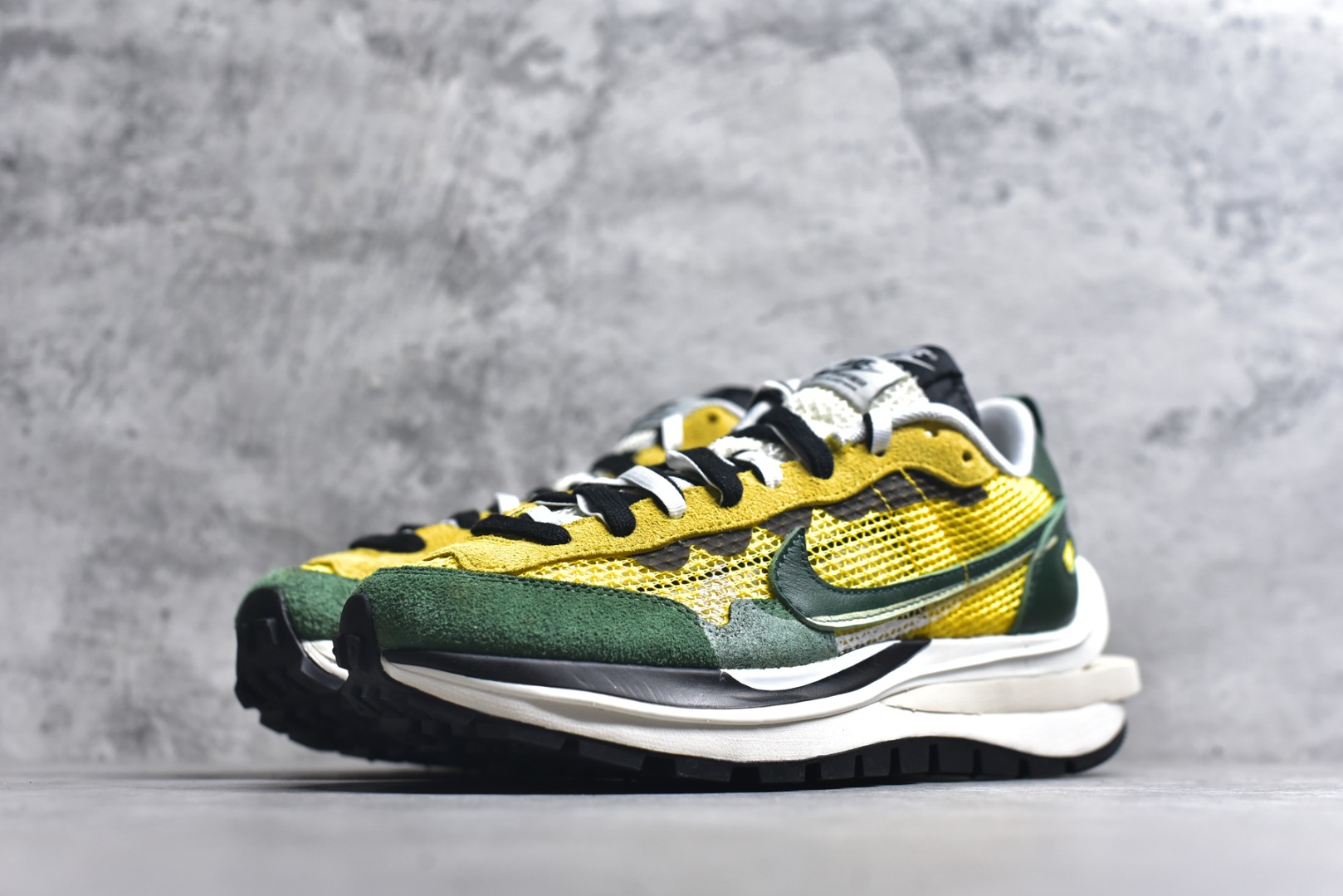 图片[2]-#Sacai x VaporWaffle 华夫三代3.0 走秀重磅联名 CV1363/DD1875/ #正确版本 独家原鞋开发 #原模数据大底 独家五层分离组合底 #原厂长绒皮料 质感十足 注意区分 #鞋款由Pegasus与VaporFly两款鞋型的设计元素共同构建，鞋身材质由翻毛皮和透气网布共同打造。熟悉的解构手法、重叠Swoosh、双重鞋舌、鞋带以及后跟SACAI字体都悉数保留，#最大亮点在于，本次鞋底变本加厉，层数更多!简直和巴黎世家的TripleS有一拼，增高效果妥妥的 尺码：35.5-46-选品中心