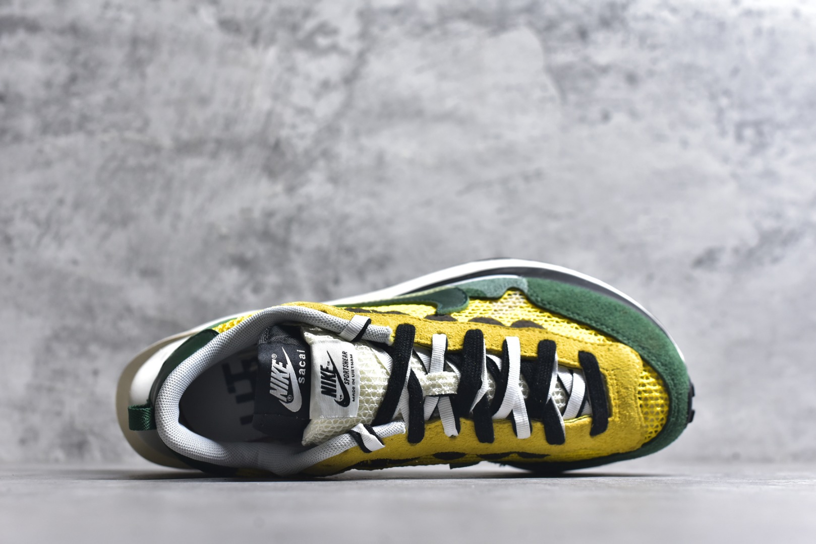 图片[4]-#Sacai x VaporWaffle 华夫三代3.0 走秀重磅联名 CV1363/DD1875/ #正确版本 独家原鞋开发 #原模数据大底 独家五层分离组合底 #原厂长绒皮料 质感十足 注意区分 #鞋款由Pegasus与VaporFly两款鞋型的设计元素共同构建，鞋身材质由翻毛皮和透气网布共同打造。熟悉的解构手法、重叠Swoosh、双重鞋舌、鞋带以及后跟SACAI字体都悉数保留，#最大亮点在于，本次鞋底变本加厉，层数更多!简直和巴黎世家的TripleS有一拼，增高效果妥妥的 尺码：35.5-46-选品中心